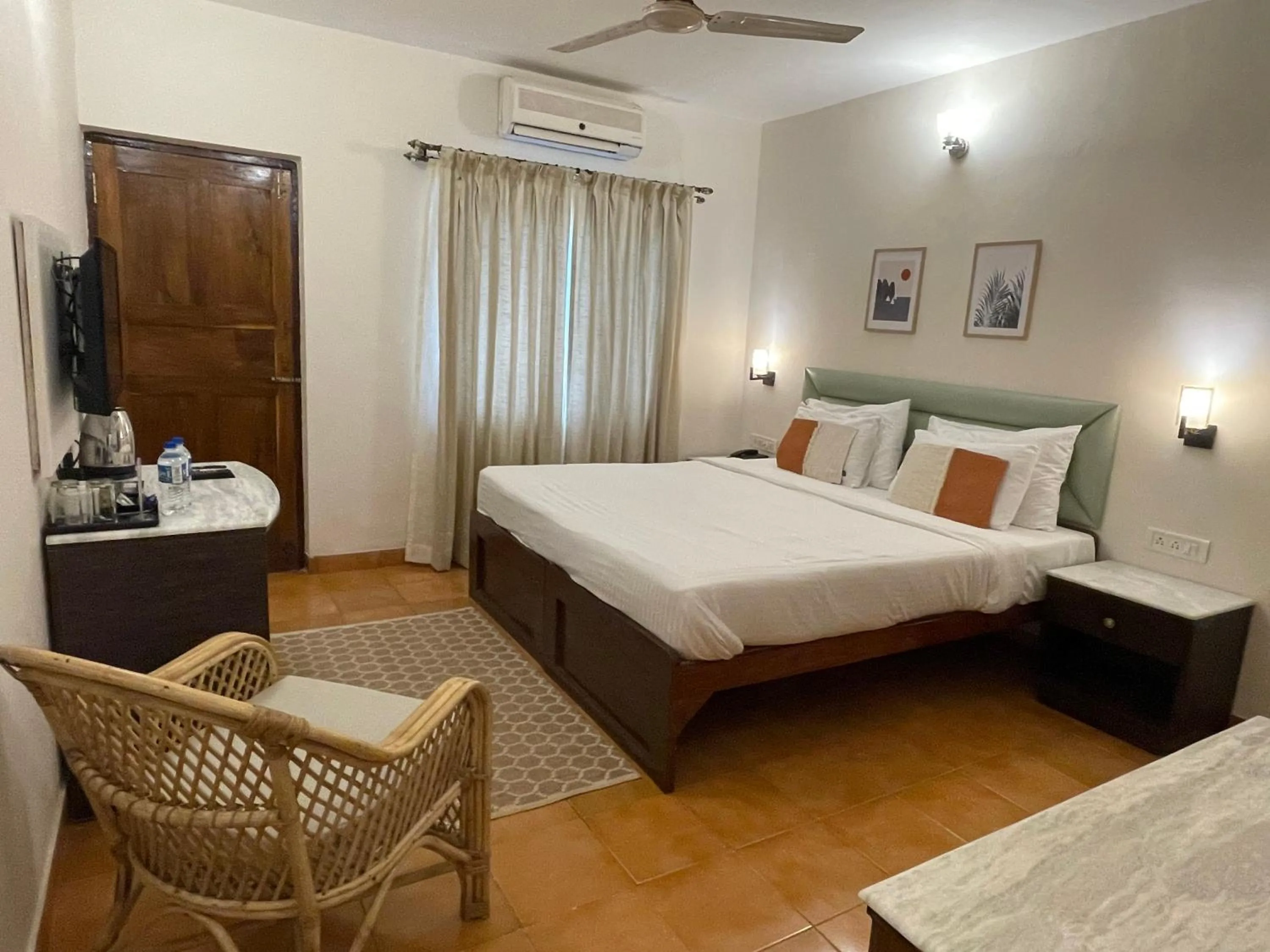 Bed in La Vaiencia Beach Resort, Morjim