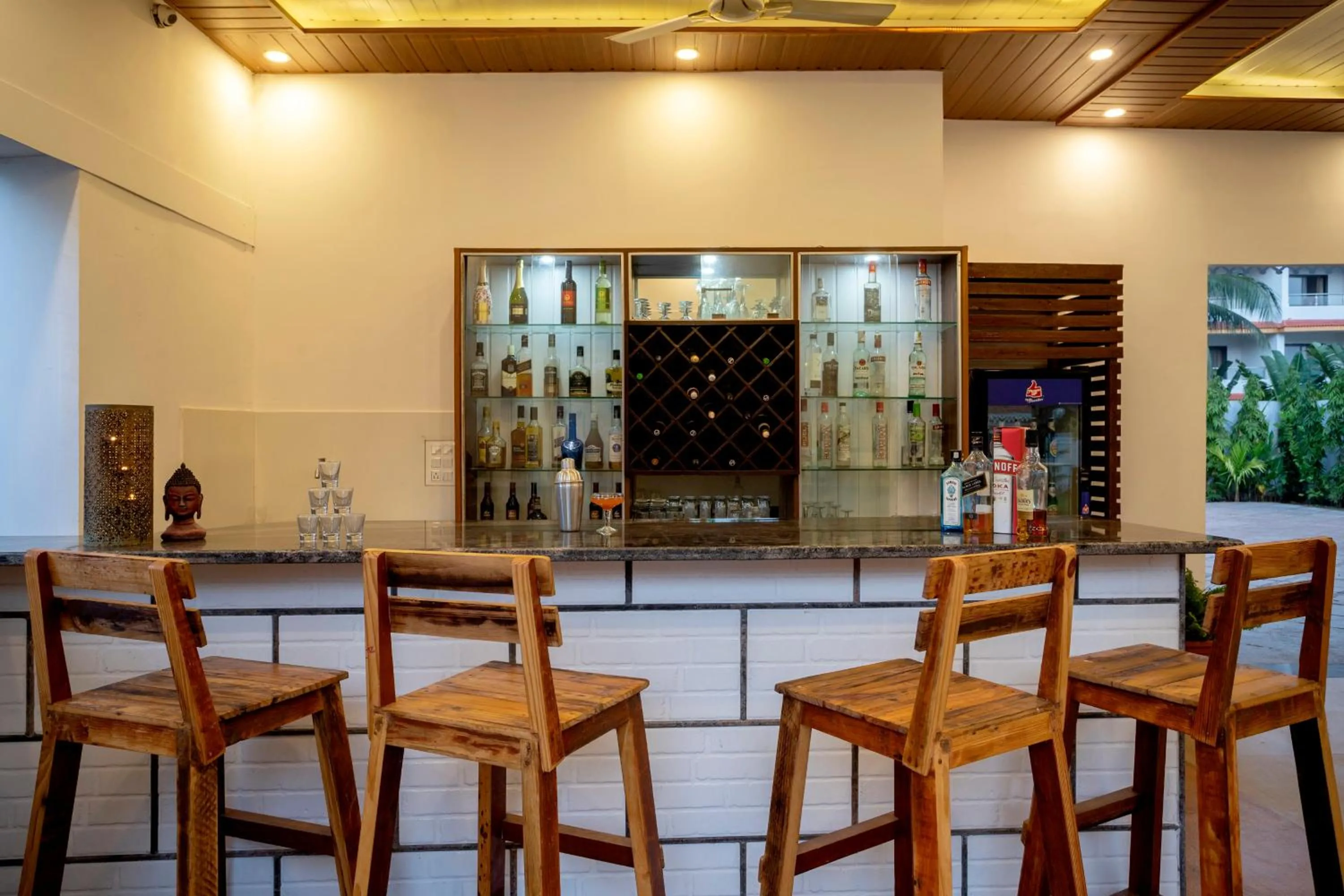 Restaurant/places to eat in La Vaiencia Beach Resort, Morjim