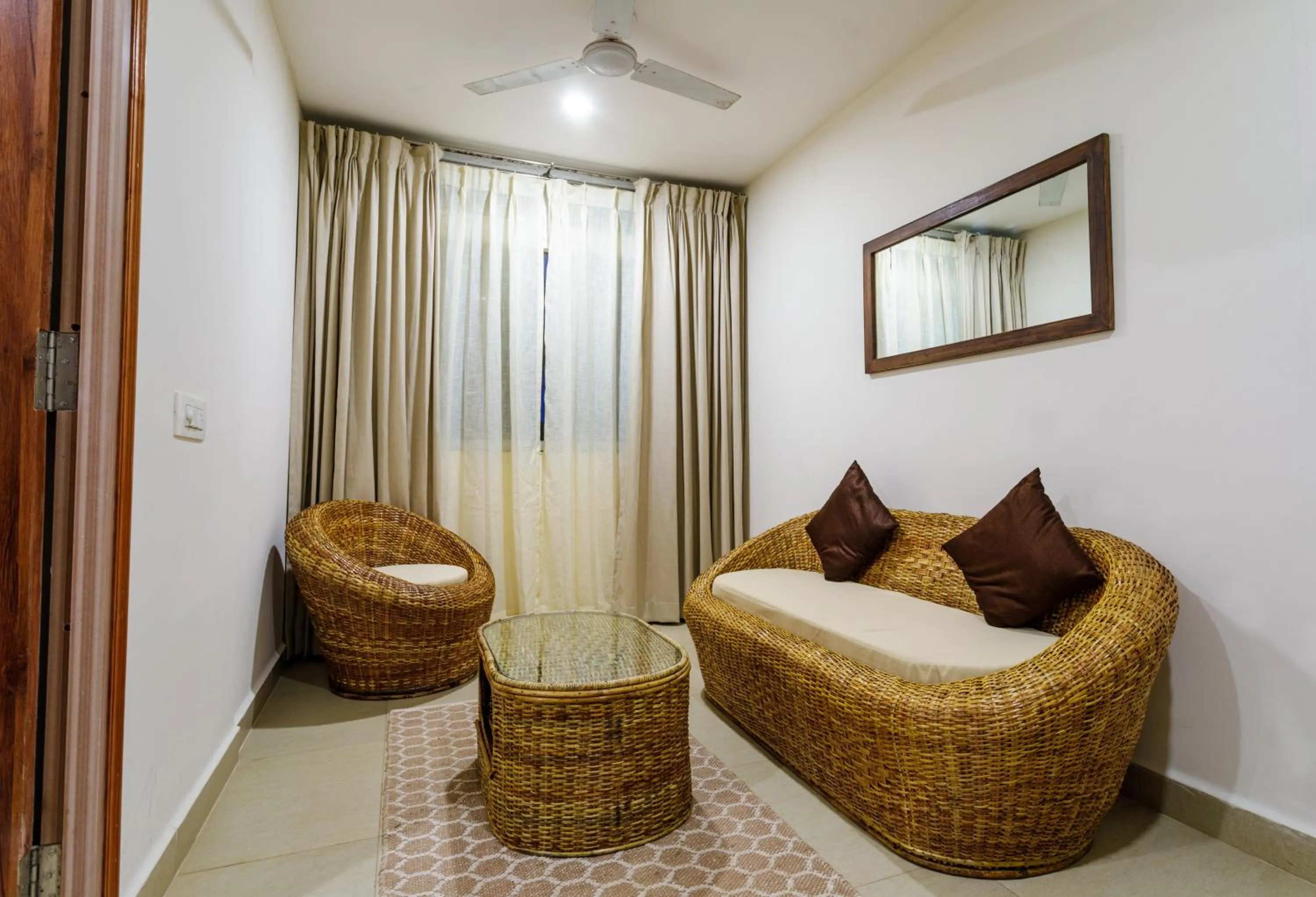 Living room in La Vaiencia Beach Resort, Morjim