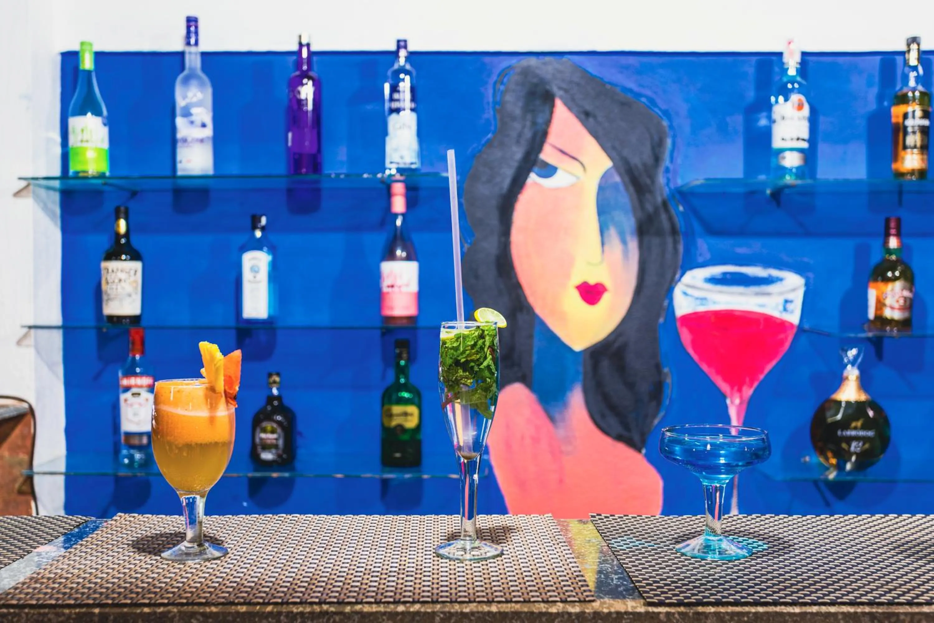 Restaurant/places to eat in La Vaiencia Beach Resort, Morjim