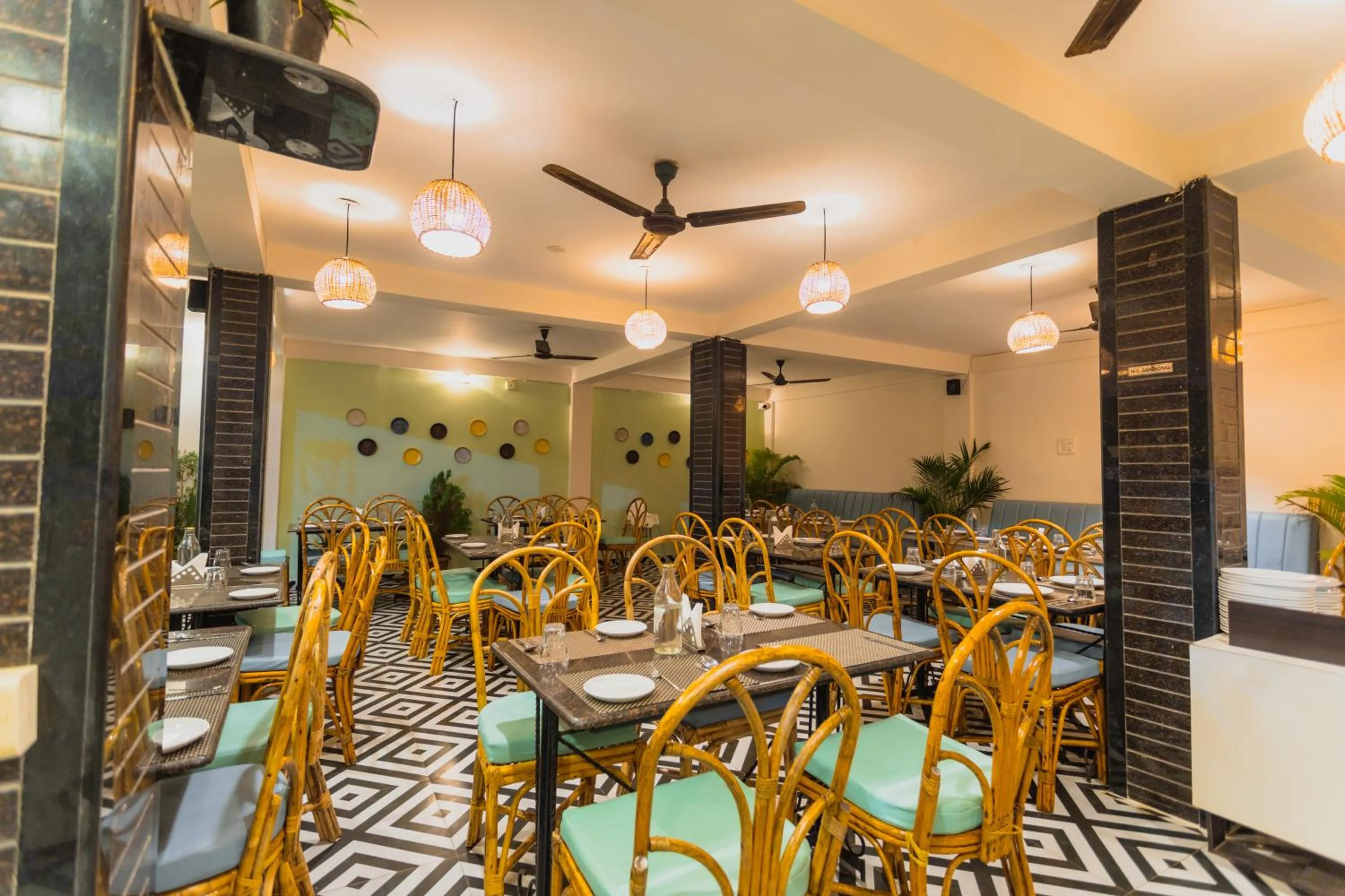 Restaurant/places to eat in La Vaiencia Beach Resort, Morjim