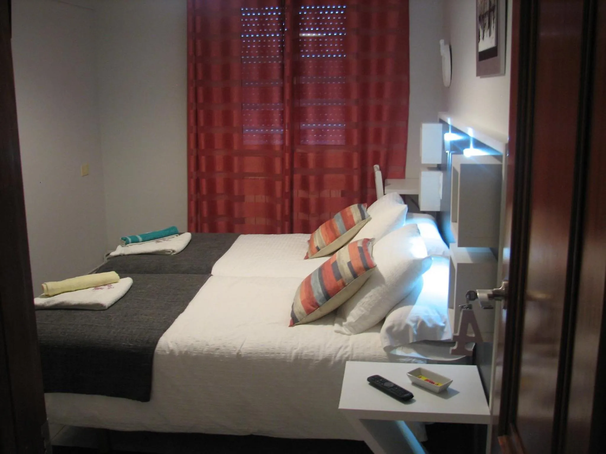 Twin Room with Private Bathroom - single occupancy in Hostal Meson do Loyo