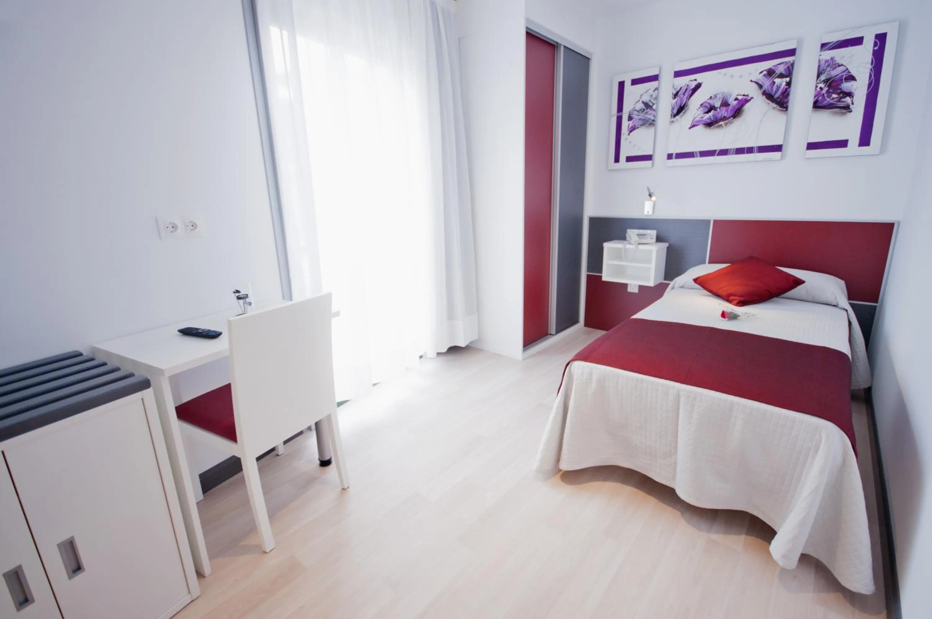 Photo of the whole room, Bed in Hotel Ferramenteiro de Portomarin