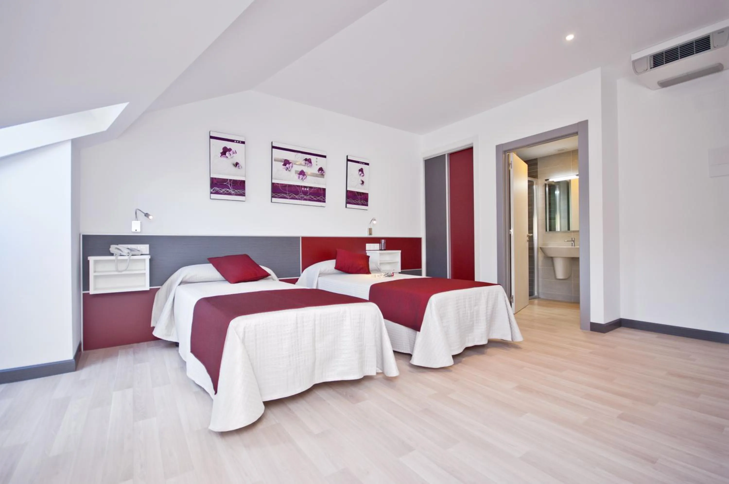 Photo of the whole room, Bed in Hotel Ferramenteiro de Portomarin