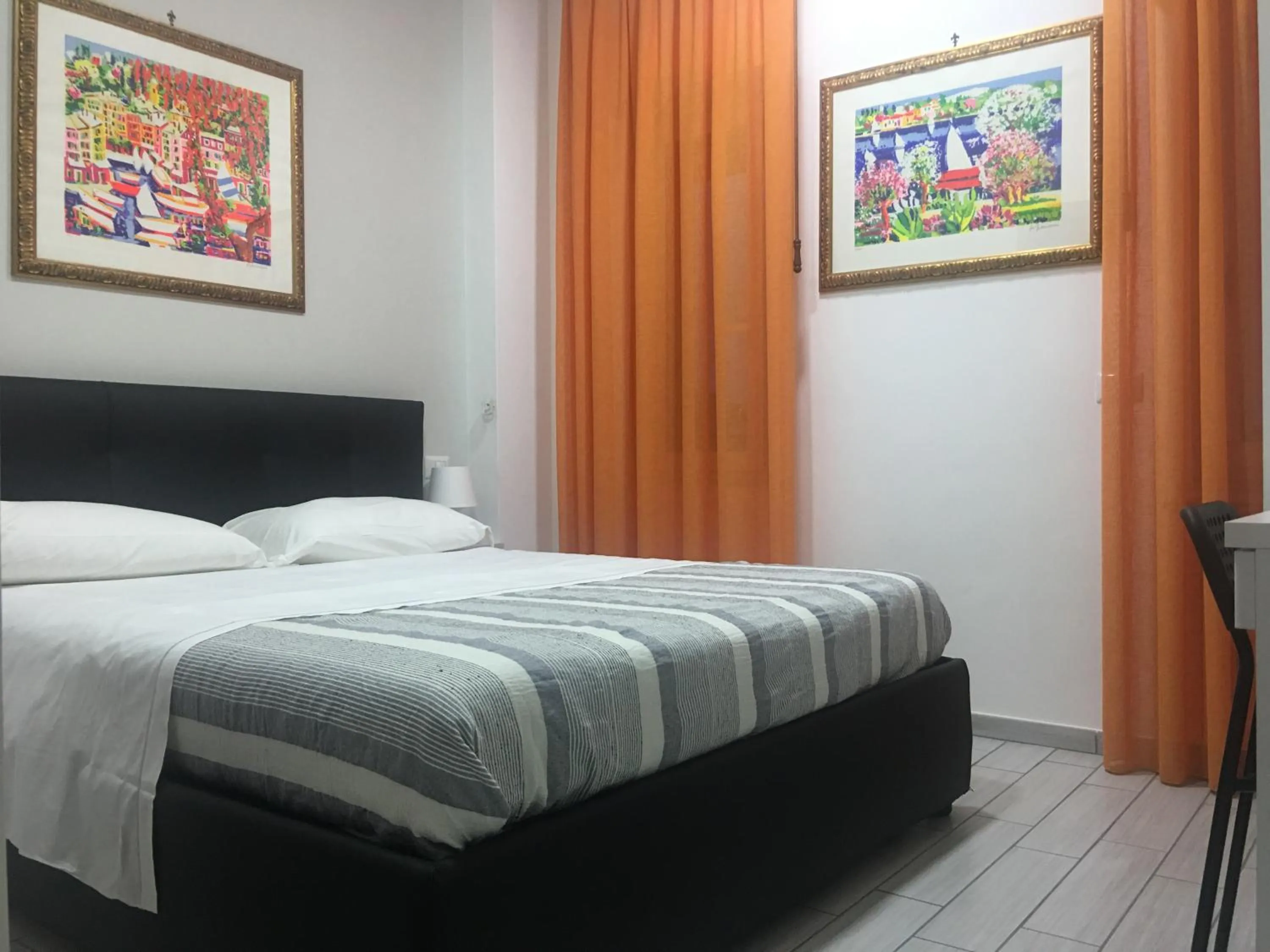 Photo of the whole room, Bed in Top Floor Rentrooms Napoli