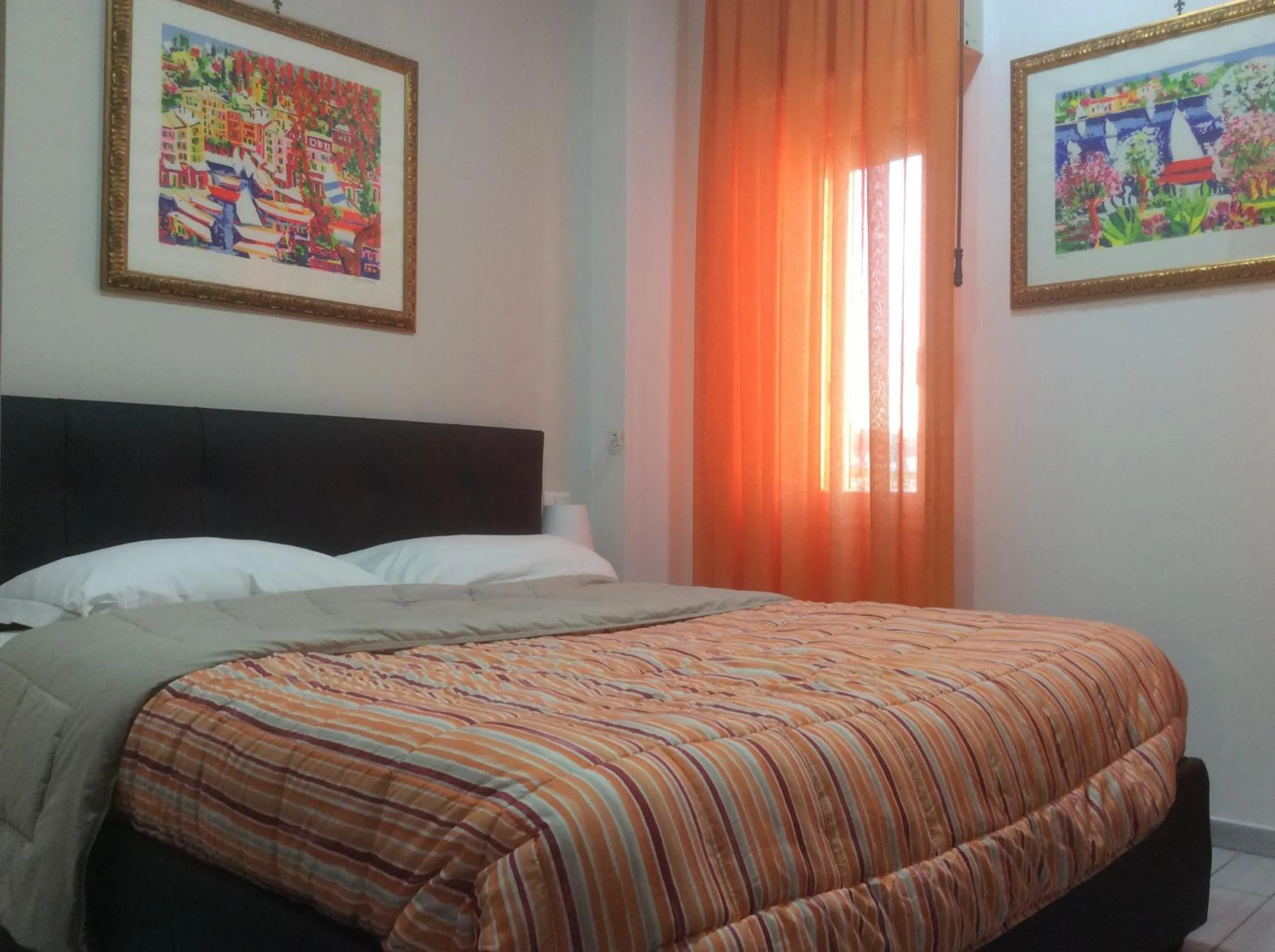 Bed in Top Floor Rentrooms Napoli