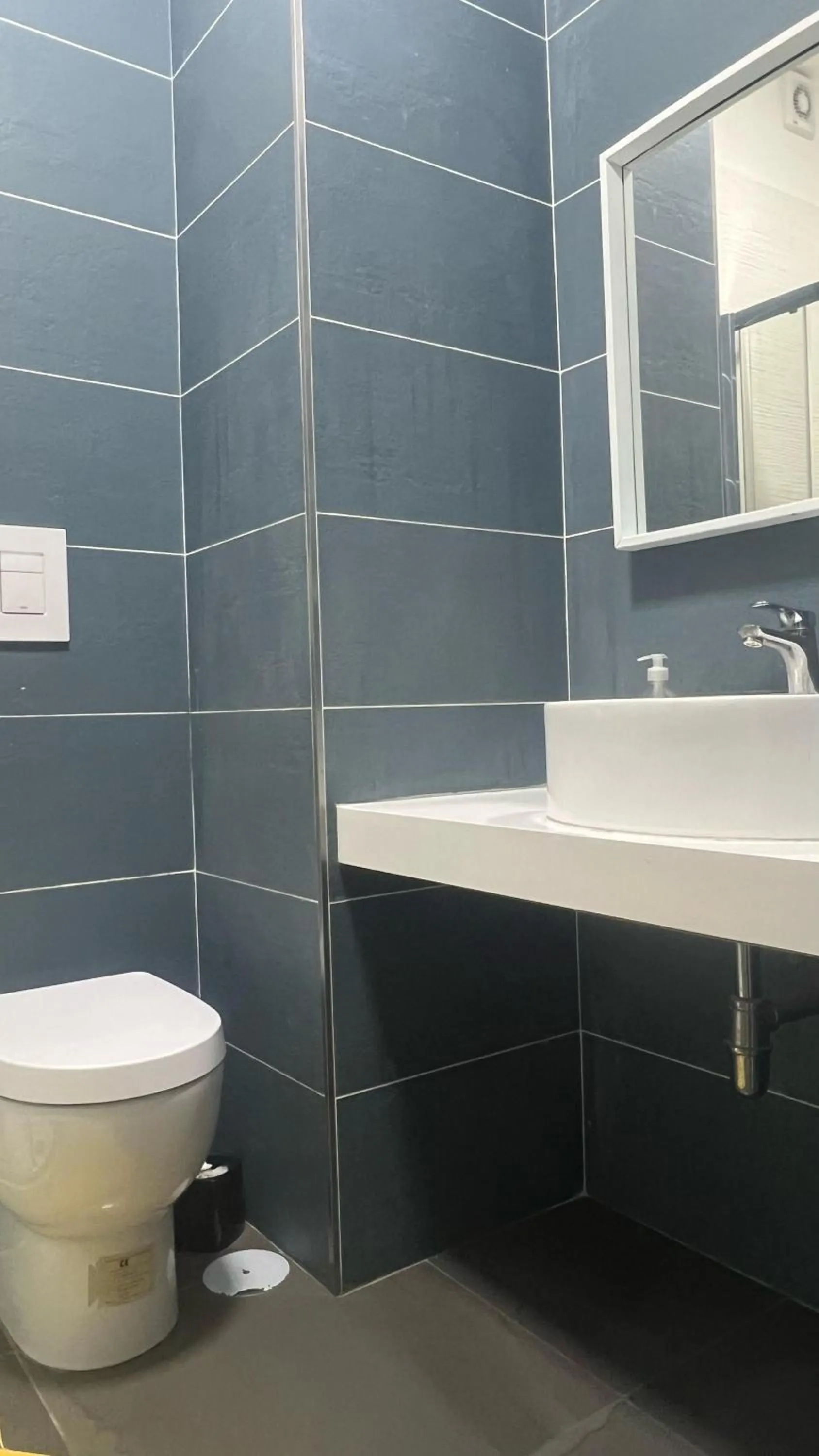 Toilet in Top Floor Rentrooms Napoli