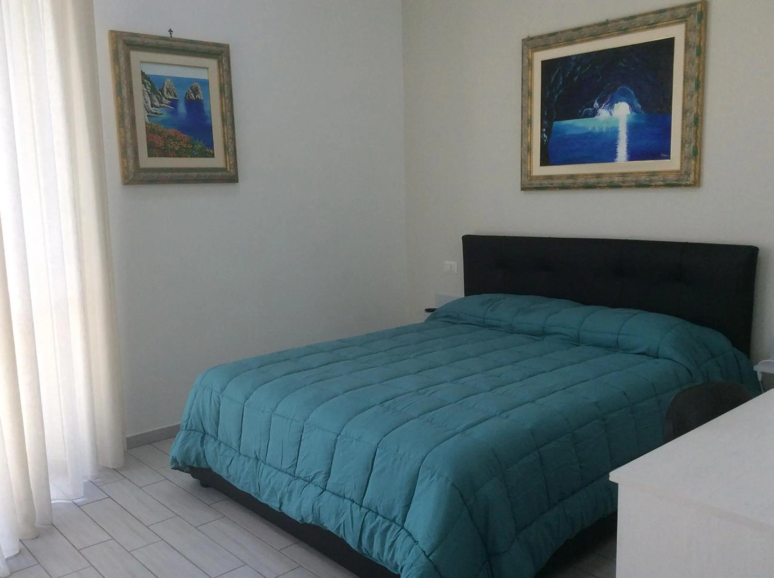 Bed in Top Floor Rentrooms Napoli