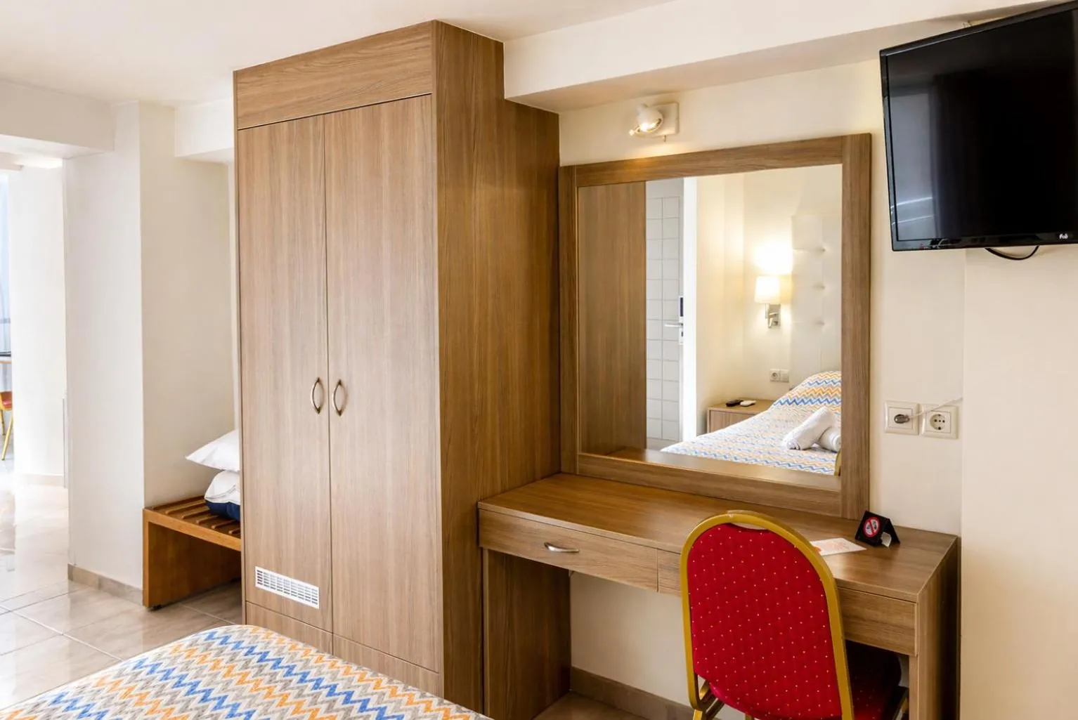 wardrobe, Bed in City Life Port Hotel