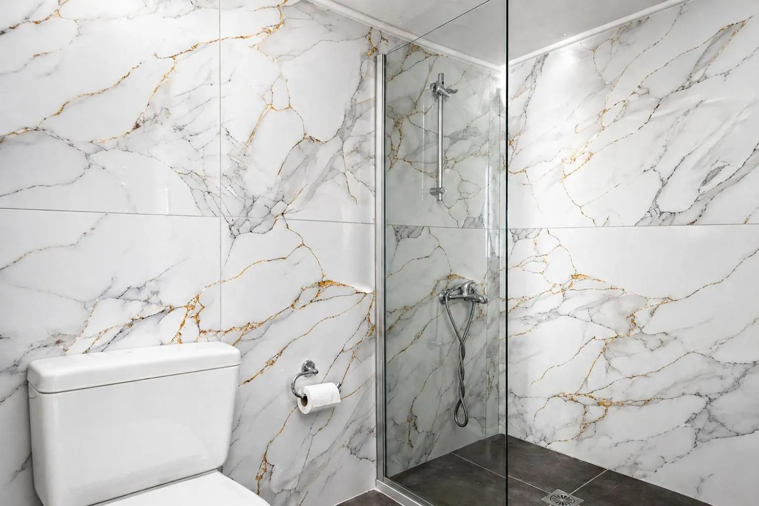 Bathroom in City Life Port Hotel
