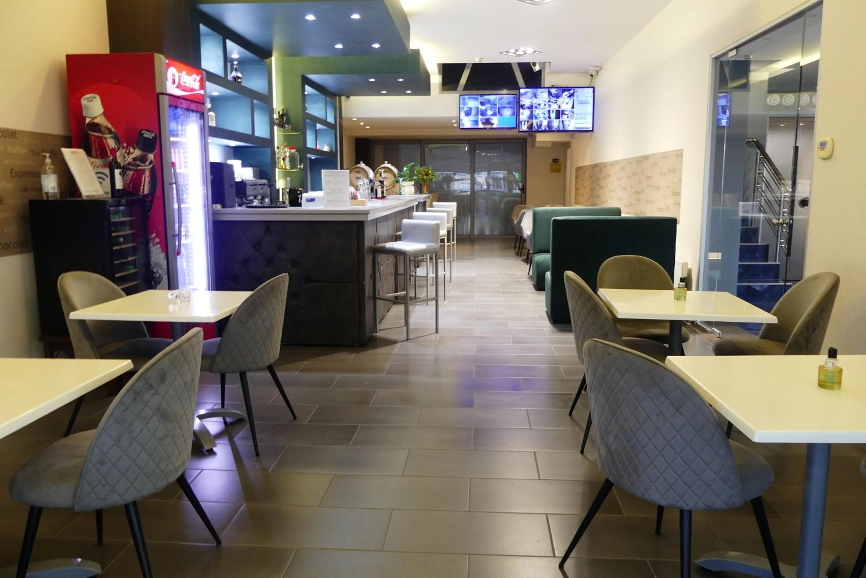 Restaurant/places to eat in City Life Port Hotel