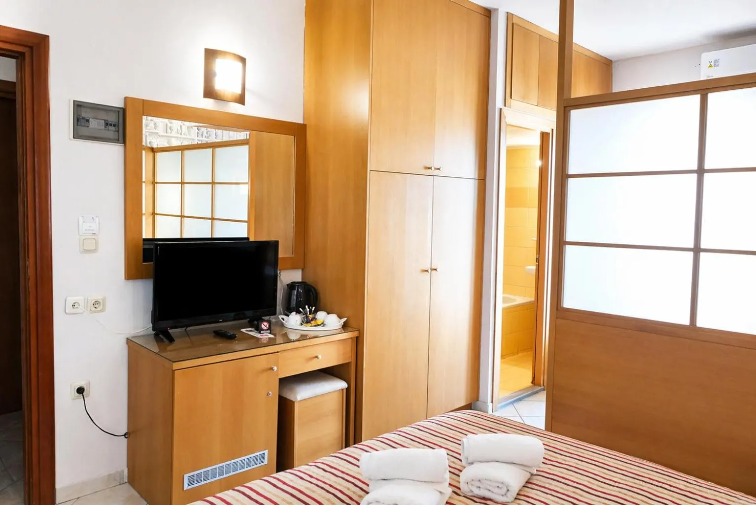 wardrobe, Bed in City Life Port Hotel