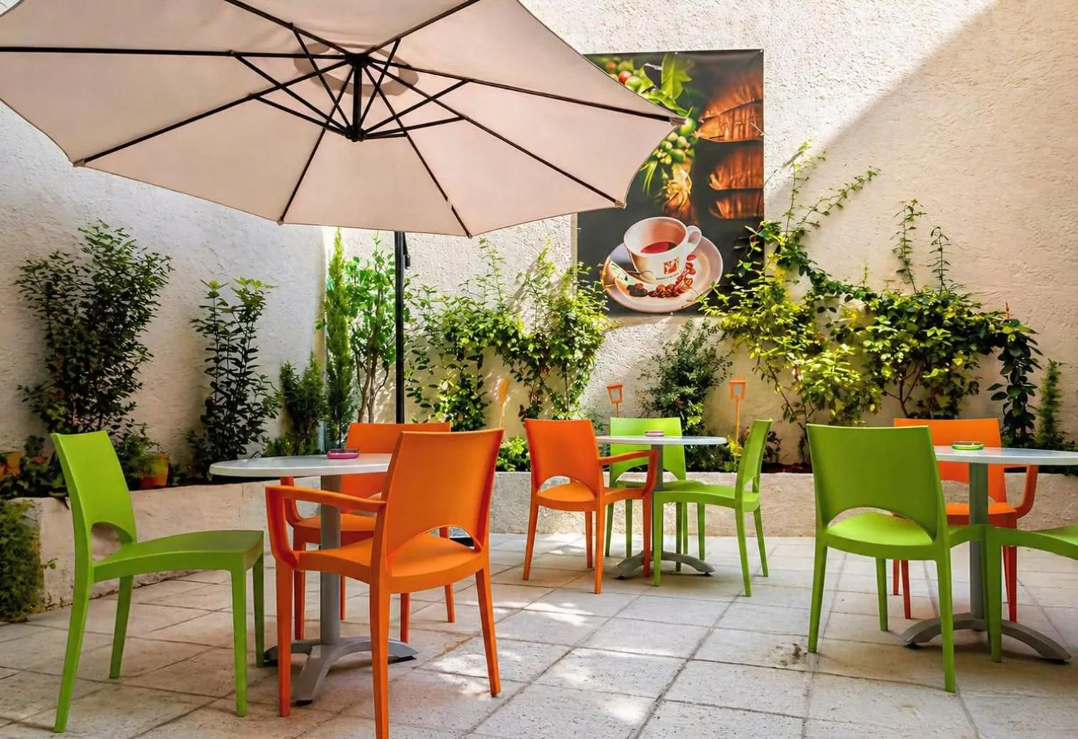 Restaurant/places to eat in City Life Port Hotel