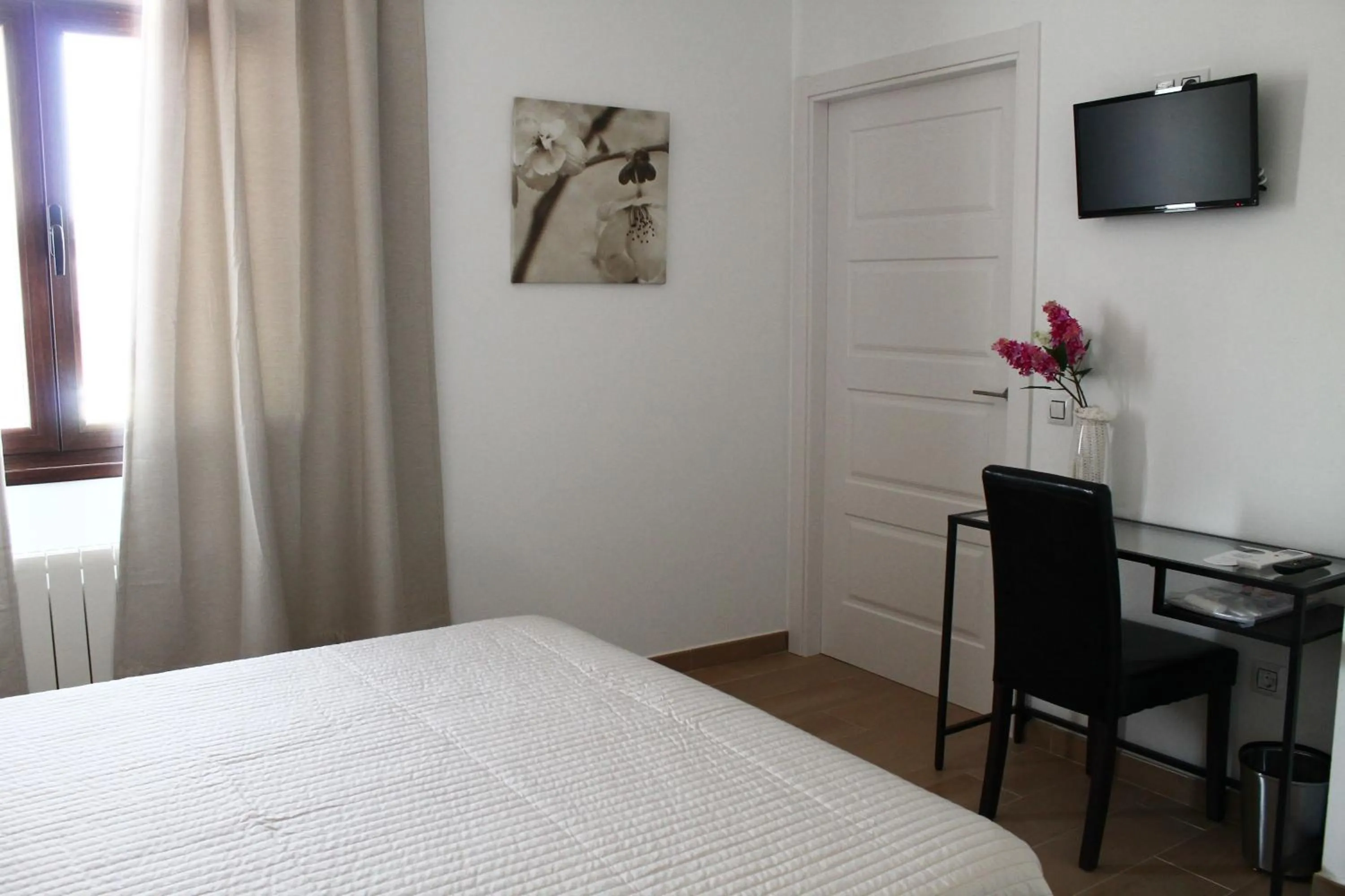 Shower, Bed in Hostal Landhaus