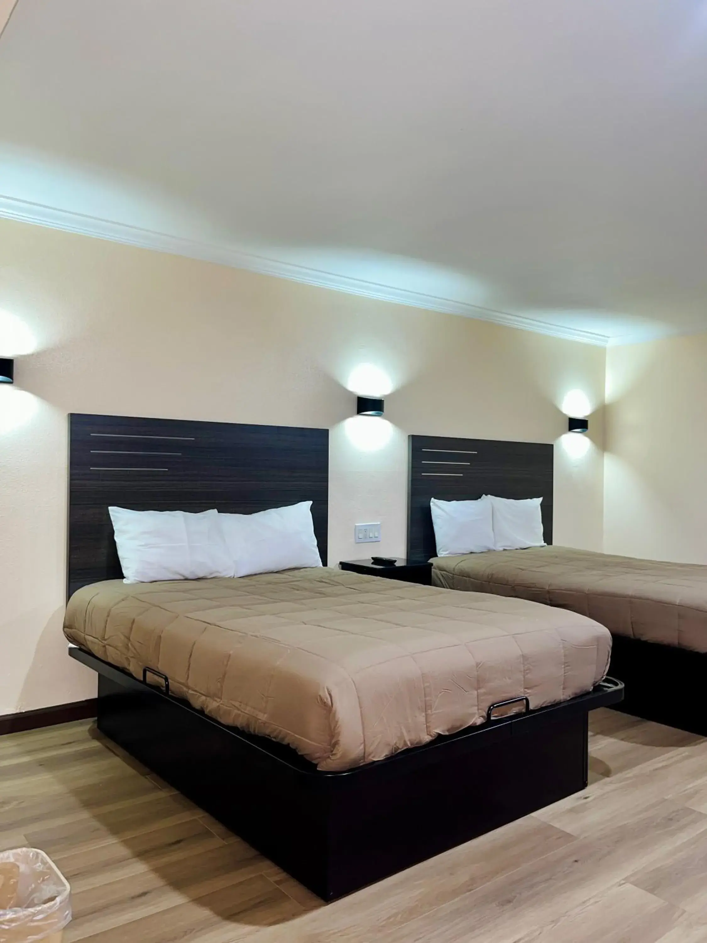 Deluxe Double Room in Del Aire Inn LAX Deluxe Double Room in Del Aire Inn LAX