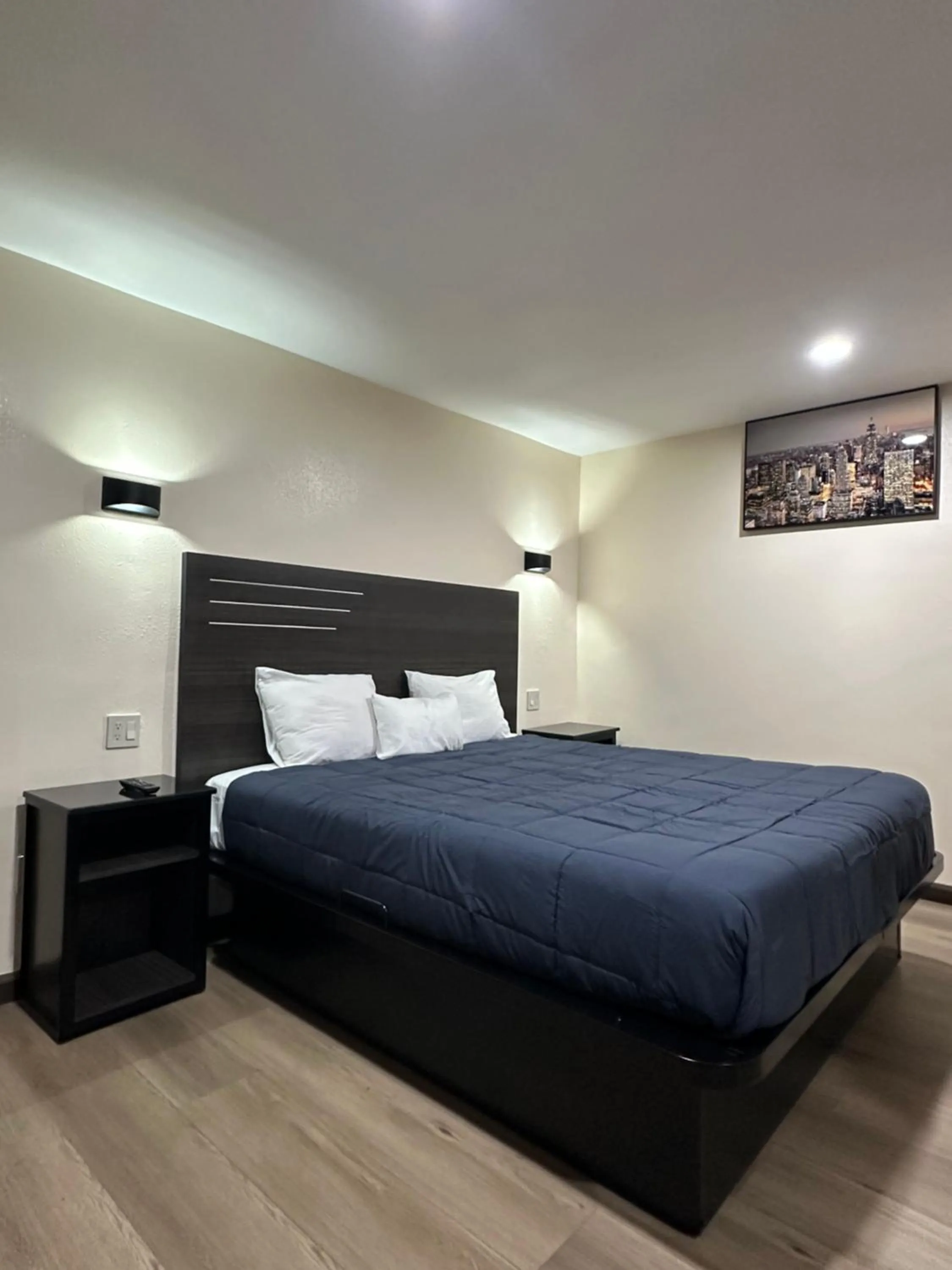 Bed in Del Aire Inn LAX