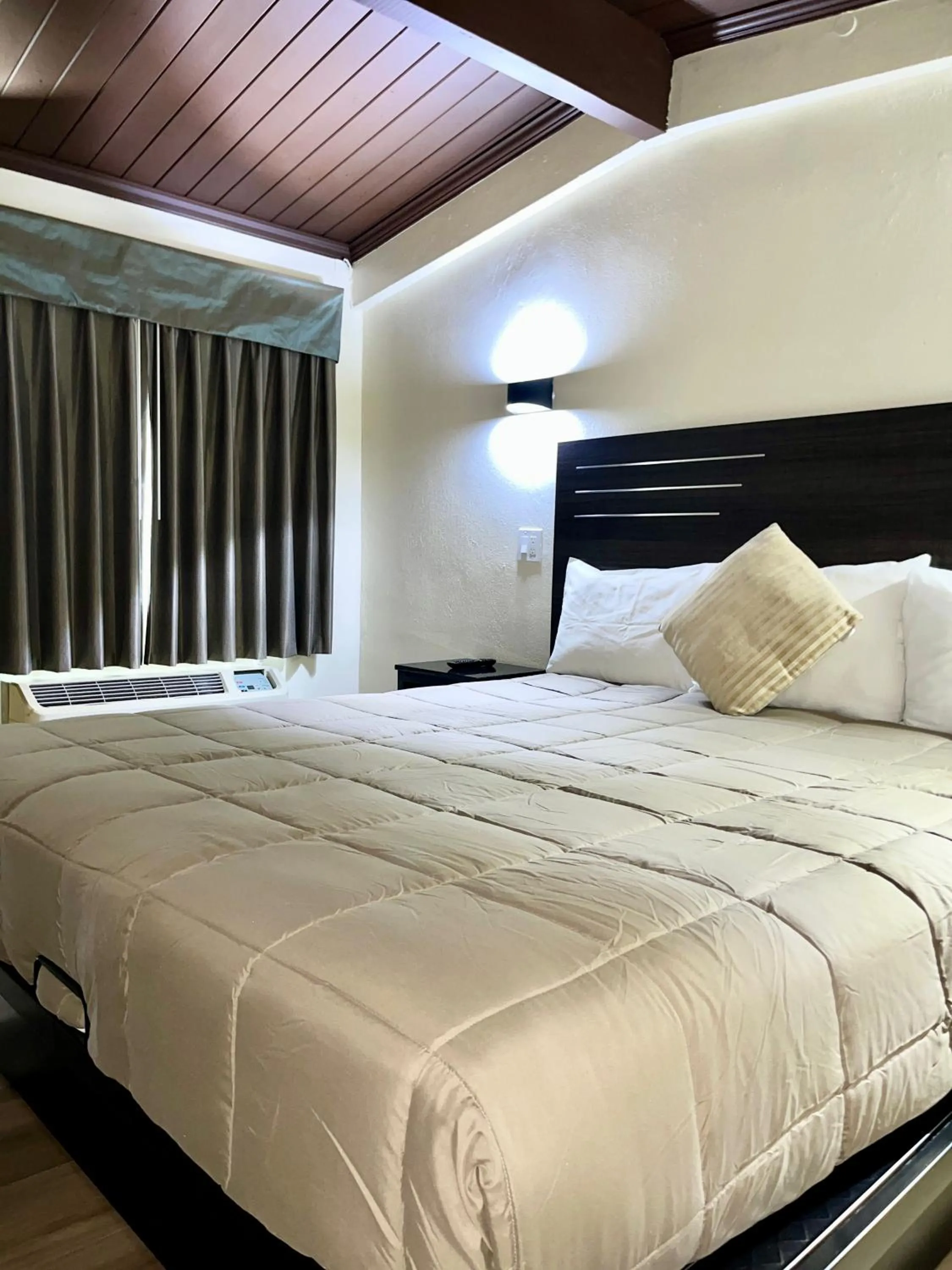 Bed in Del Aire Inn LAX