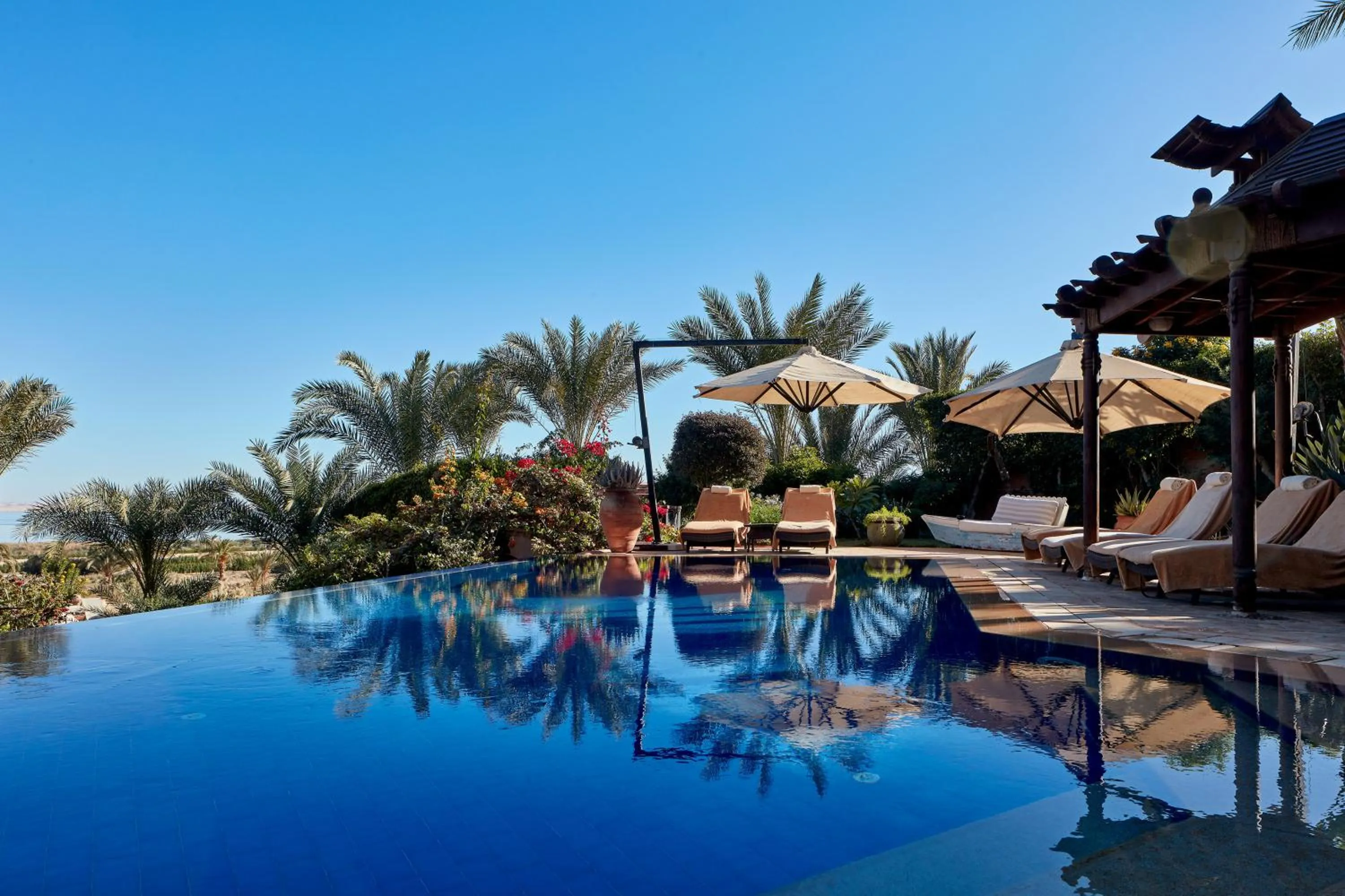 Swimming pool in Lazib Inn Resort & Spa