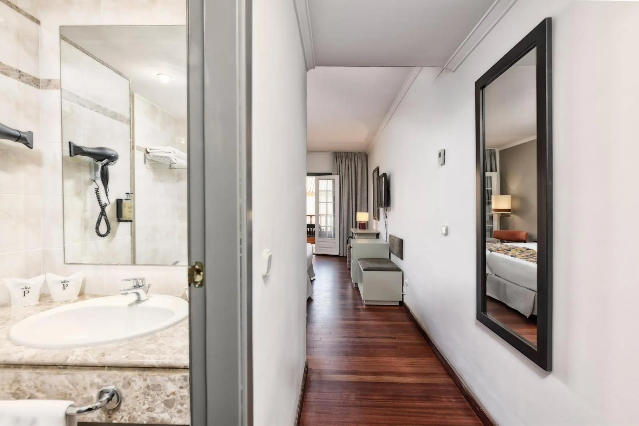 Photo of the whole room, Bed in Parador de La Palma