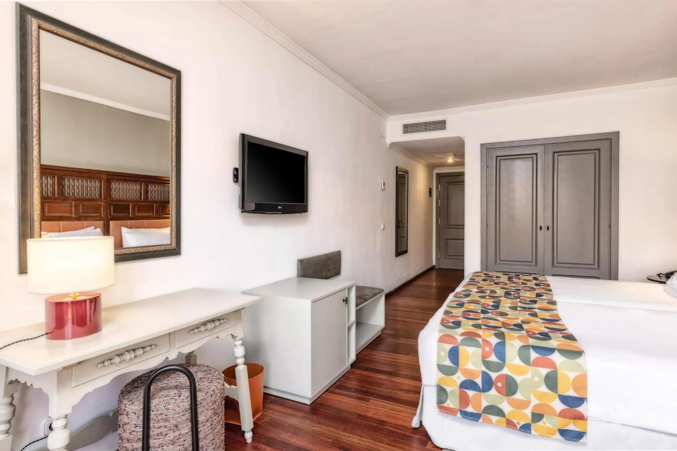 Photo of the whole room, Bed in Parador de La Palma