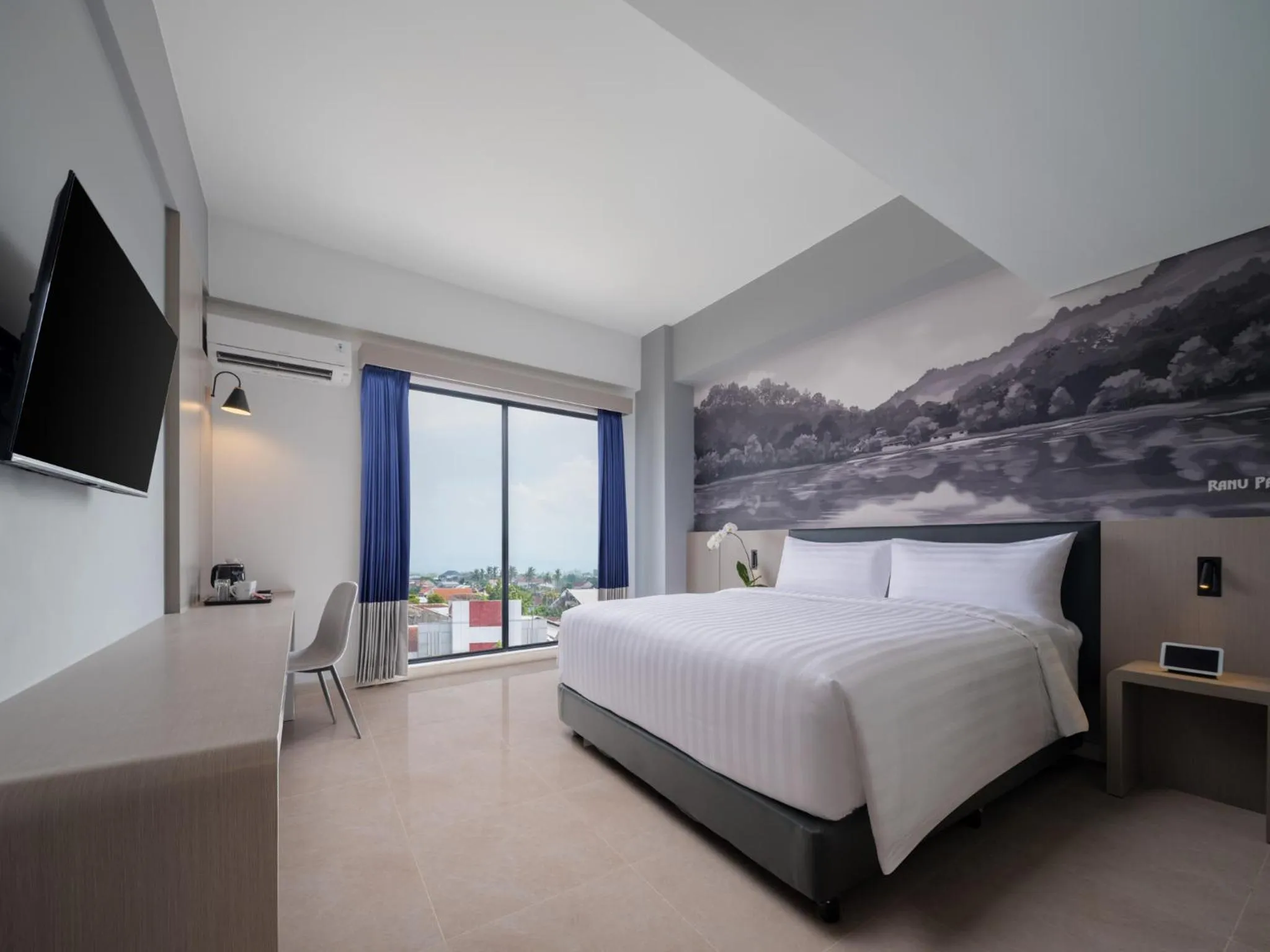 Bedroom, Bed in Aston Inn Lumajang - East Java