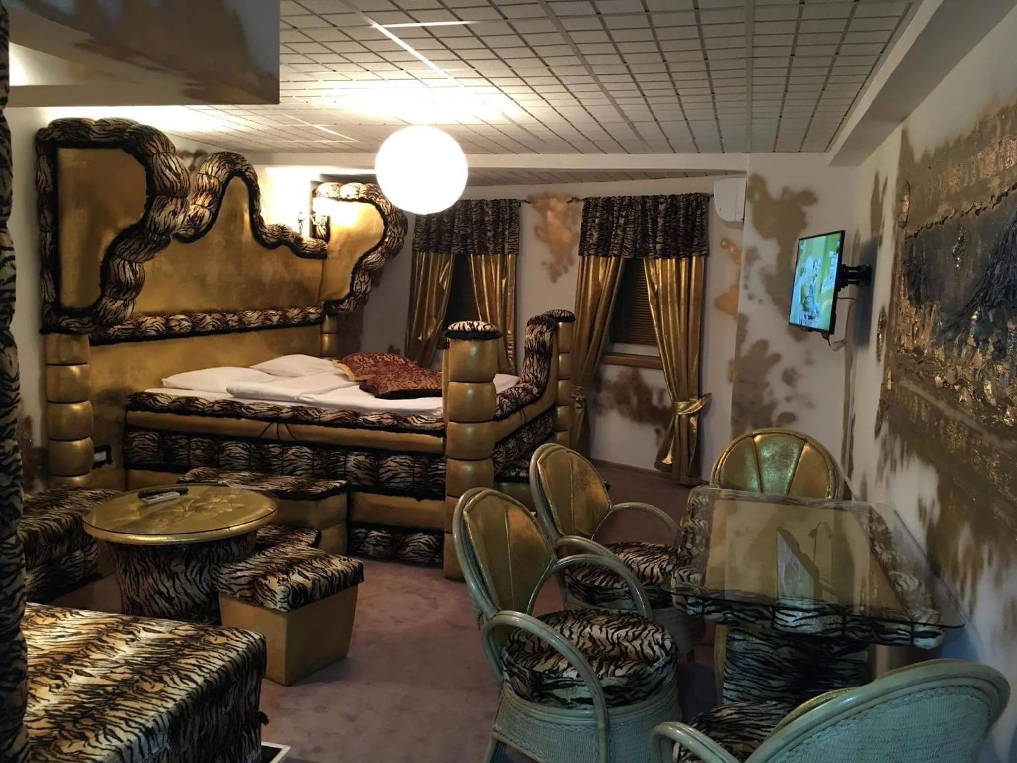 cot, Bed in Bali Colosseum Hotel