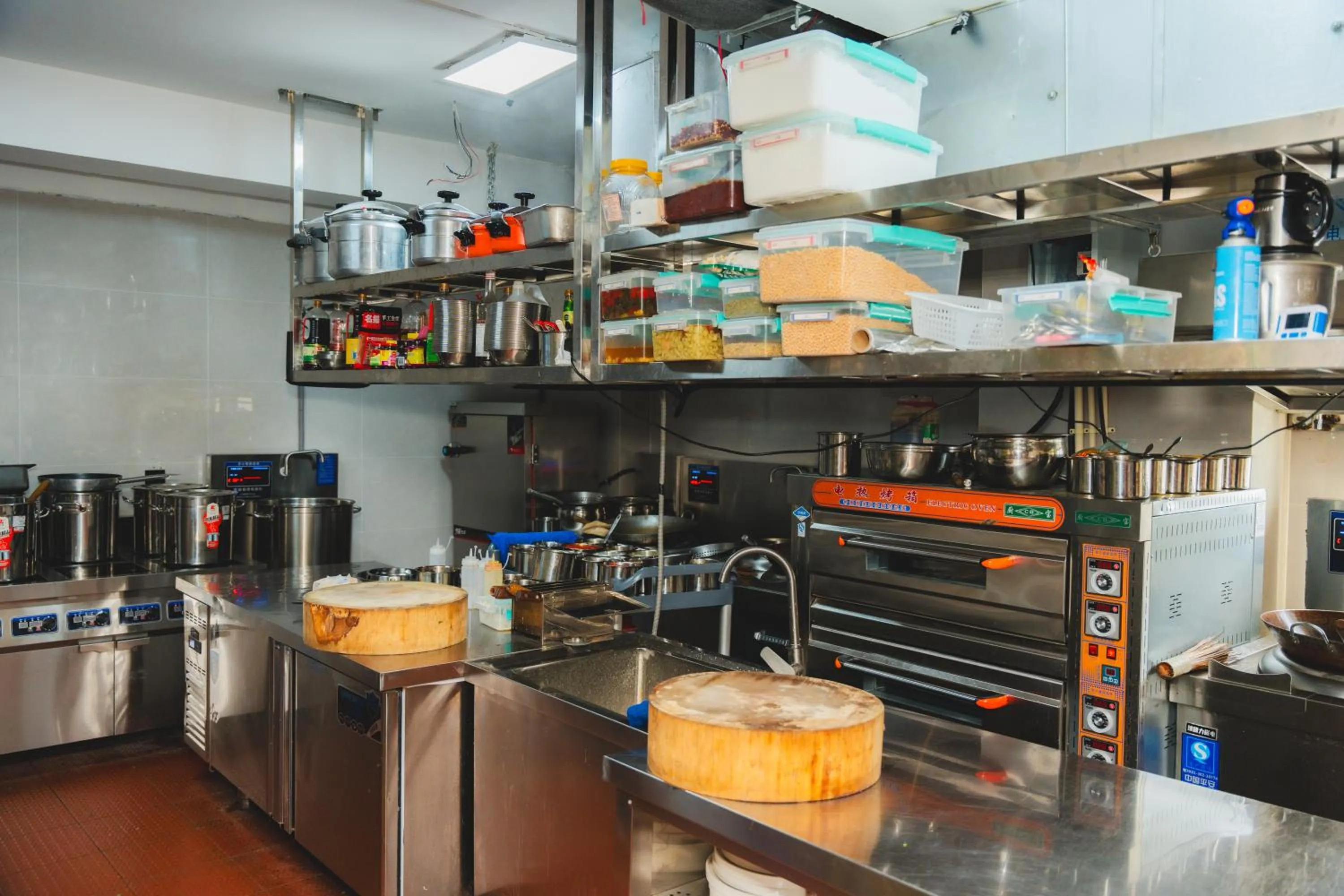 Kitchen or kitchenette in Jiuding Joy Hotel