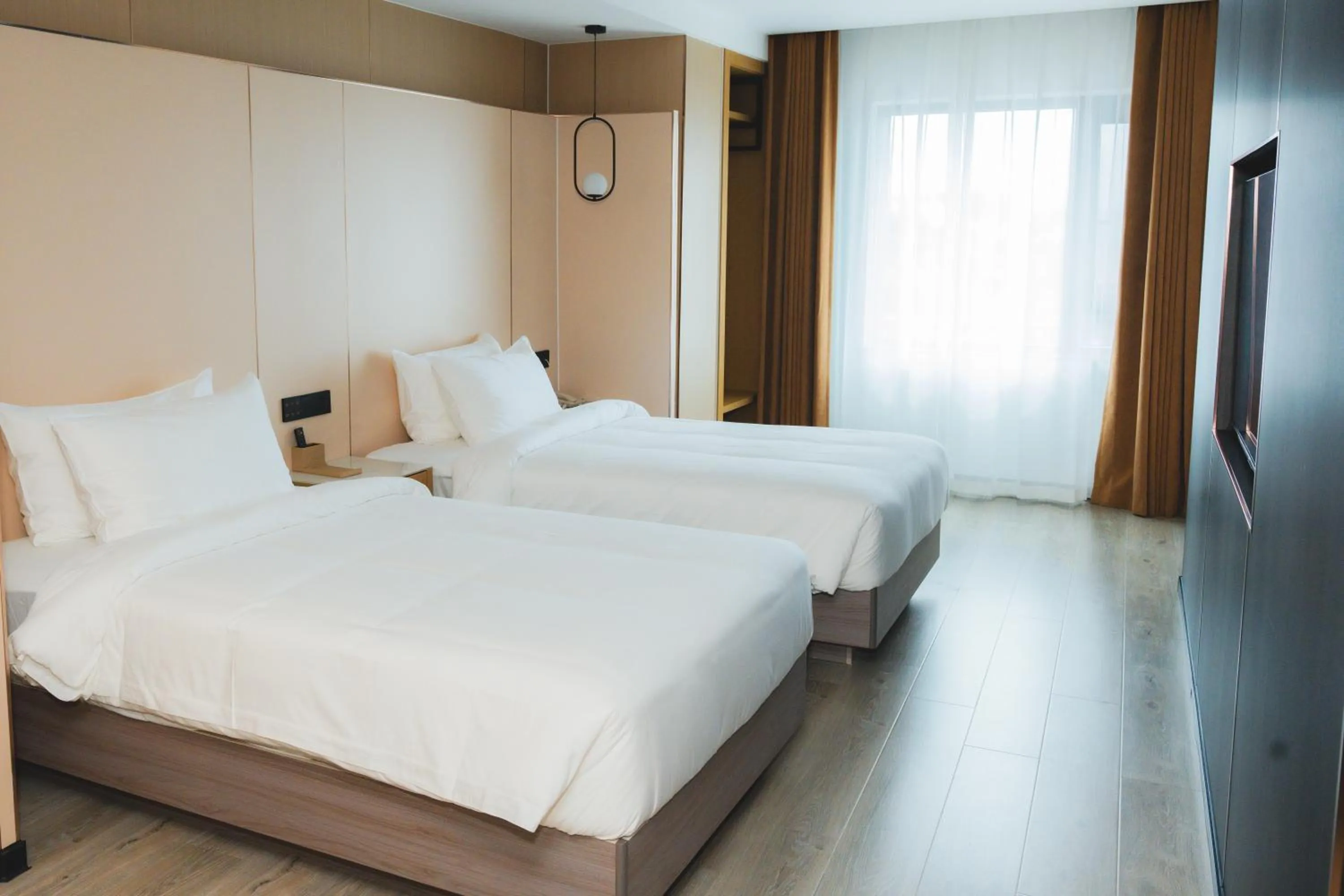 Photo of the whole room, Bed in Jiuding Joy Hotel