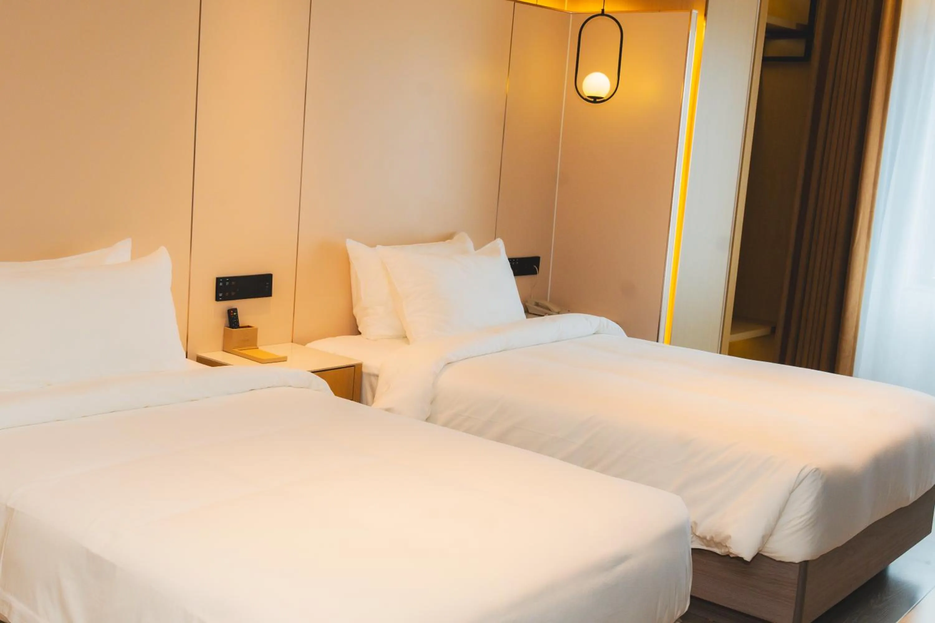 Bedroom, Bed in Jiuding Joy Hotel