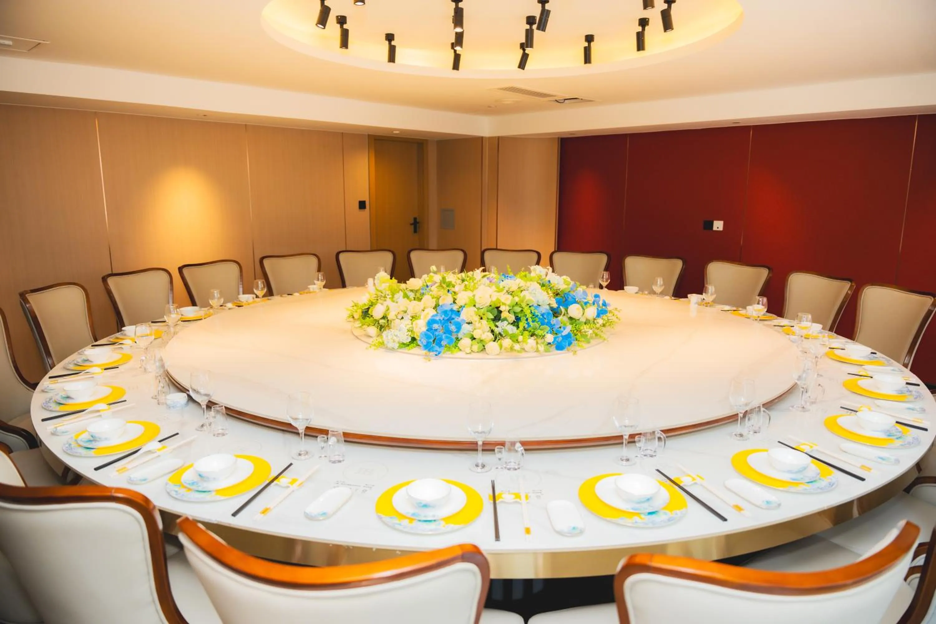 Restaurant/places to eat in Jiuding Joy Hotel