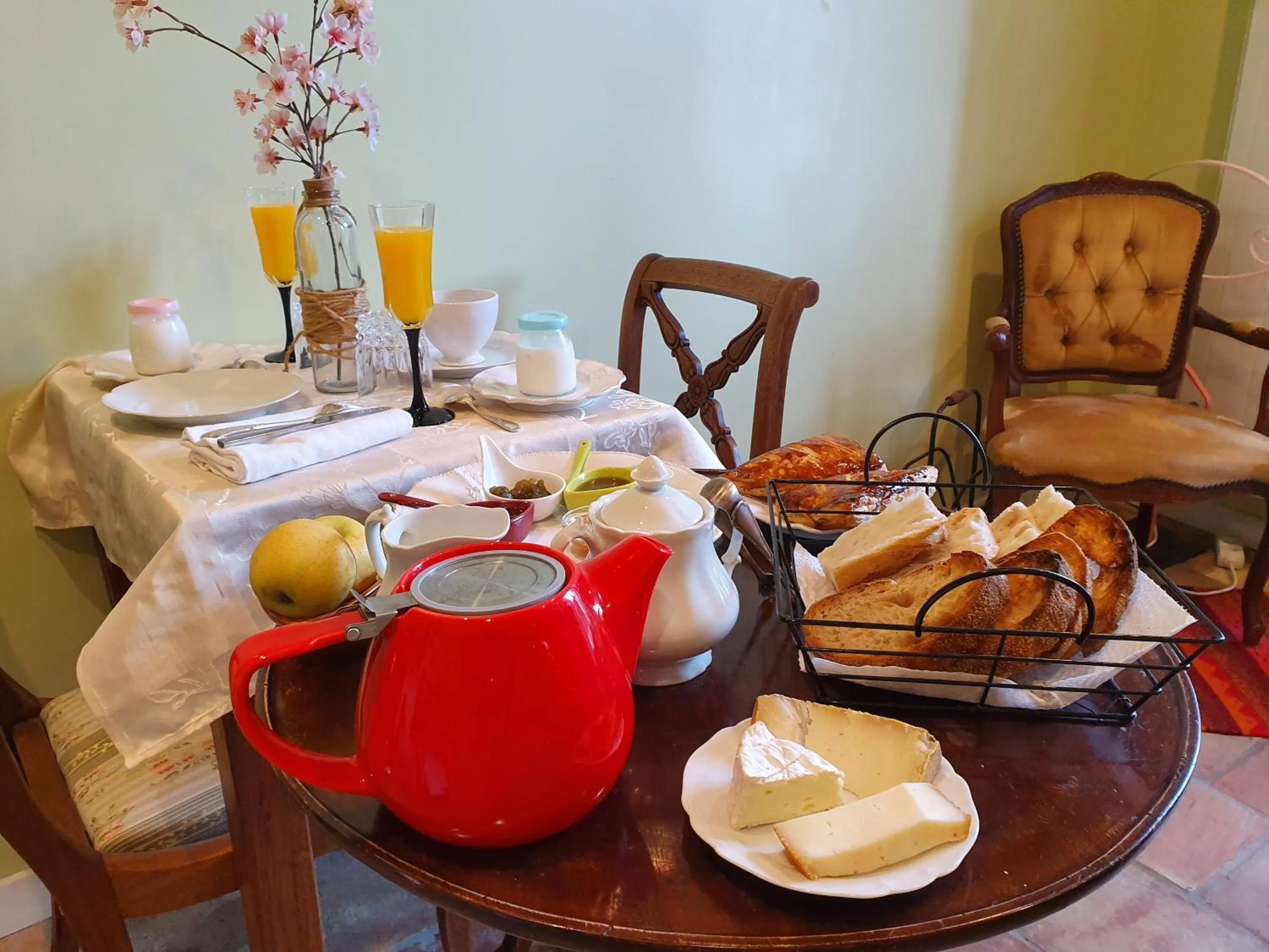Communal lounge/ TV room in Alcôve Marine