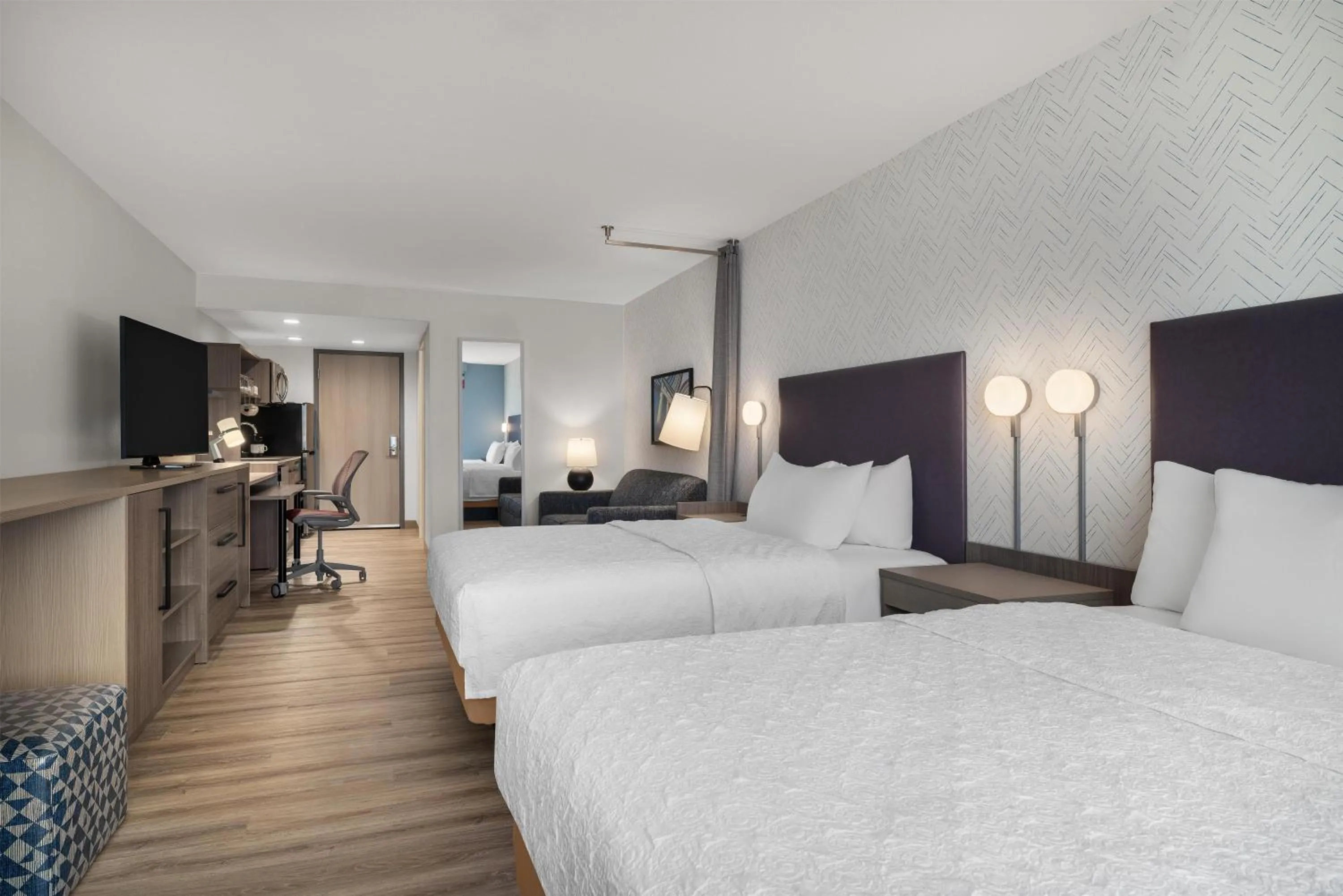 Living room, Bed in Home2 Suites By Hilton Muncie