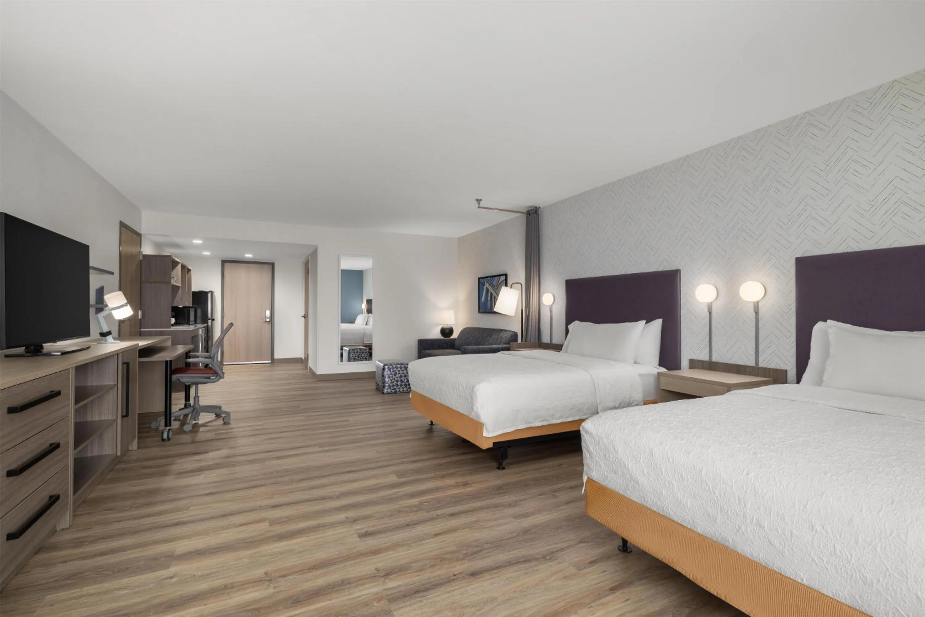 Living room, Bed in Home2 Suites By Hilton Muncie