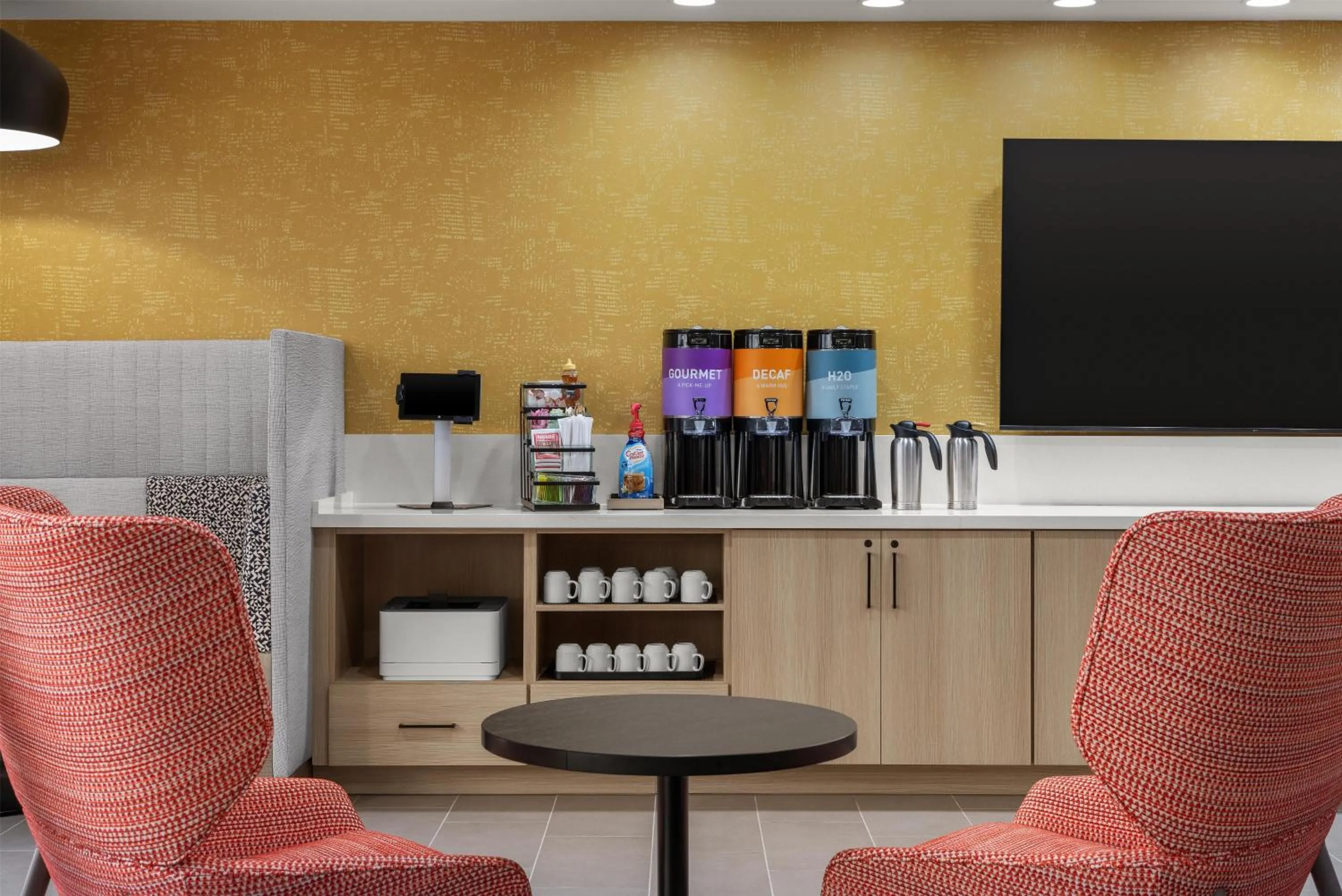 Dining area in Home2 Suites By Hilton Muncie