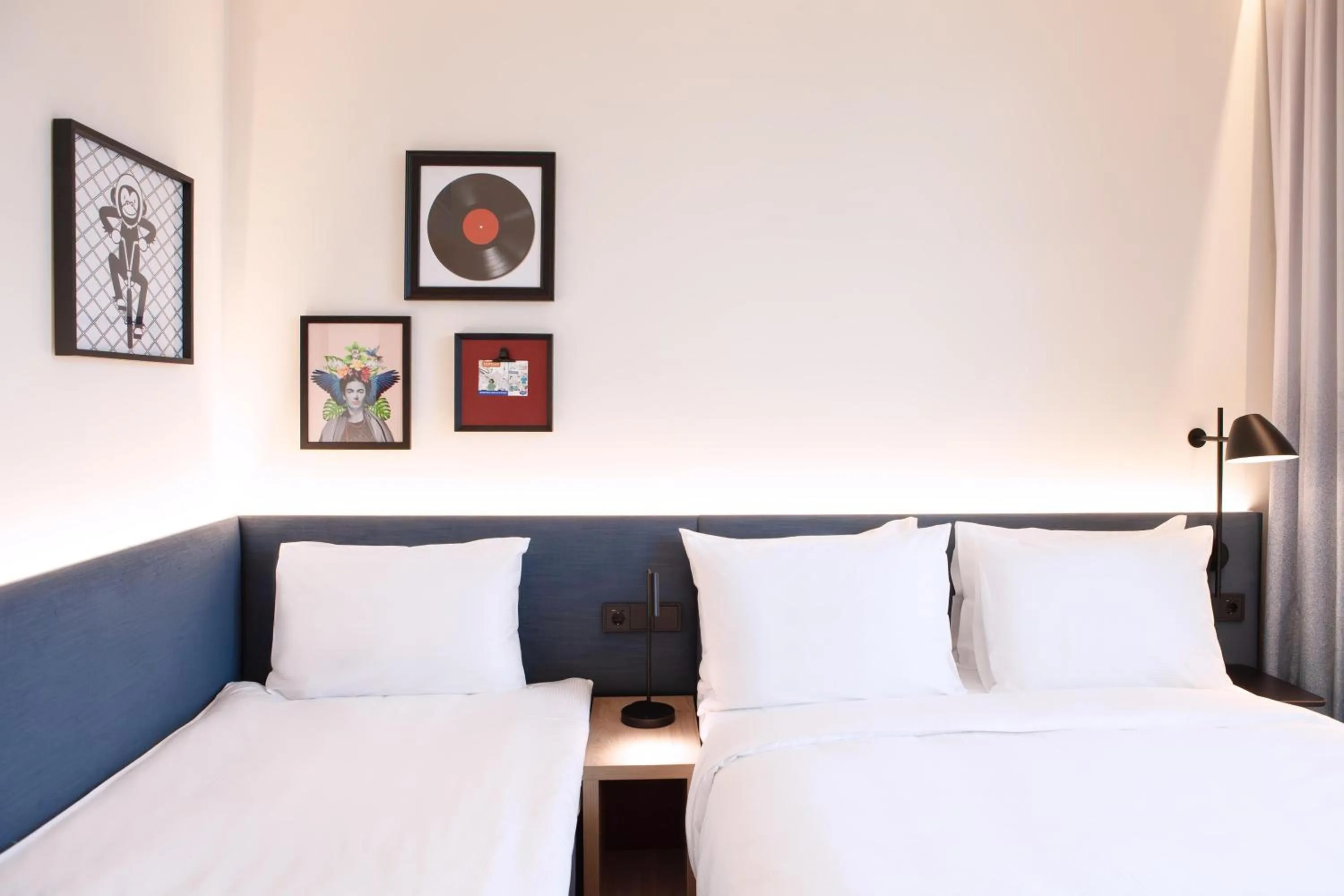 Living room, Bed in Hampton By Hilton Stuttgart Airport
