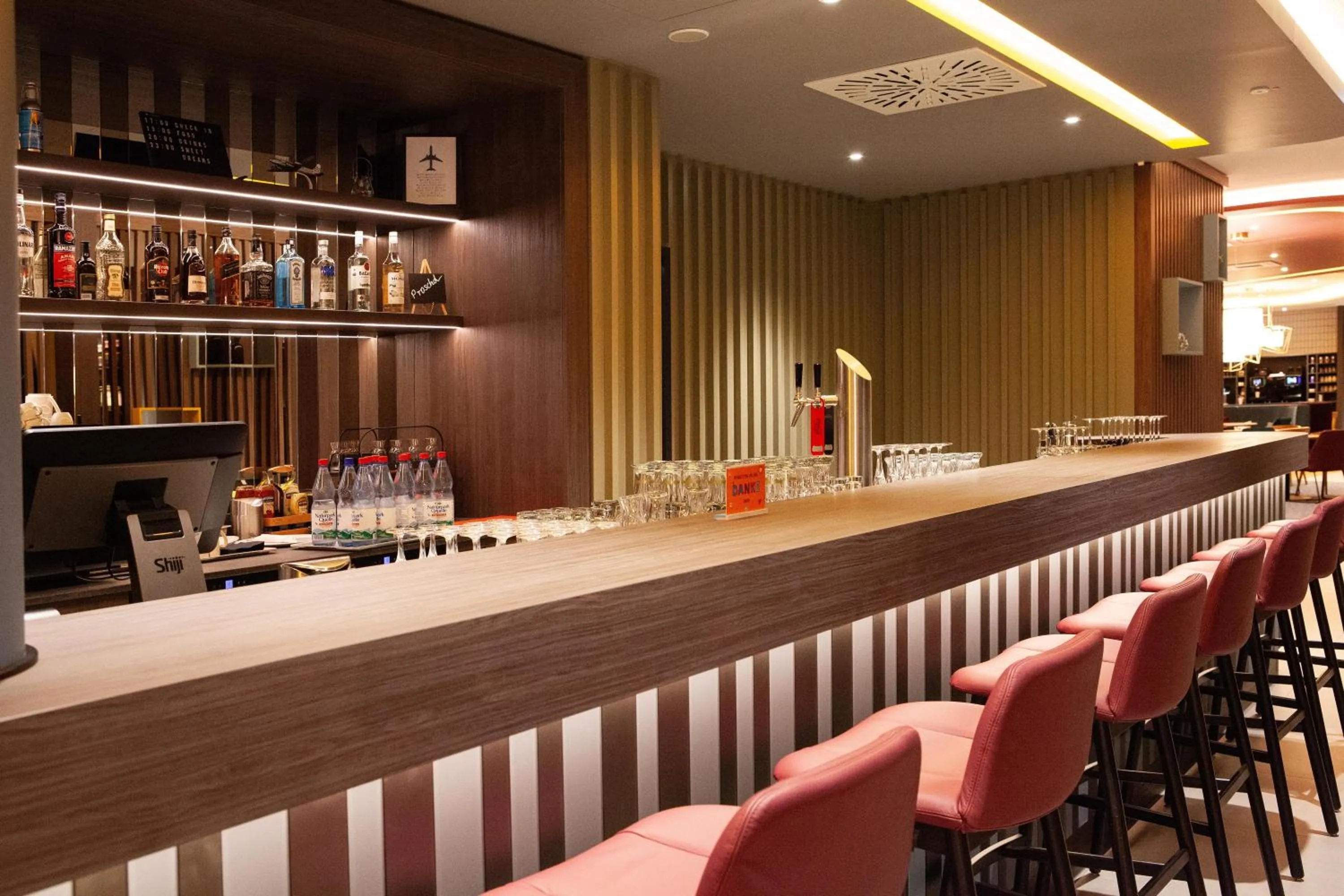 Lounge or bar in Hampton By Hilton Stuttgart Airport