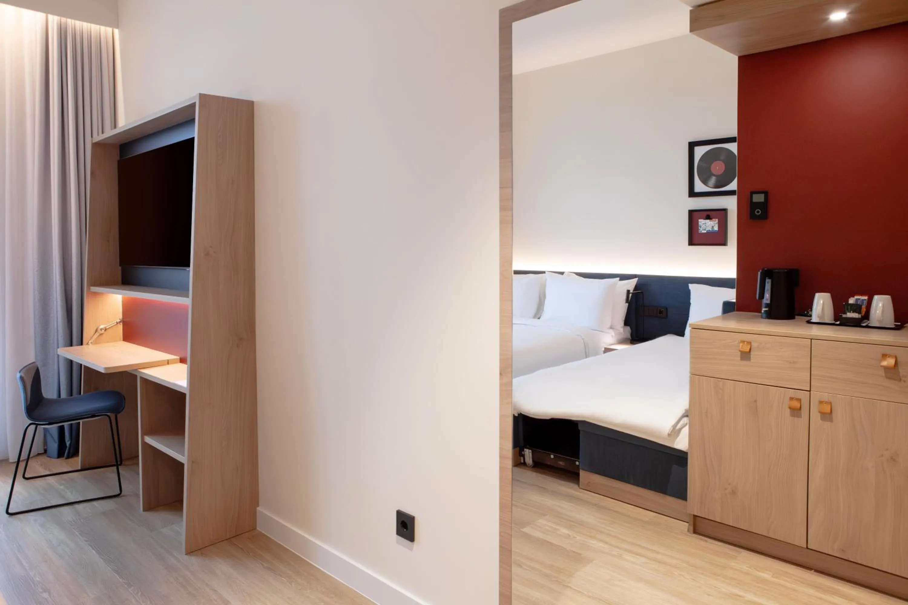Living room, Bed in Hampton By Hilton Stuttgart Airport