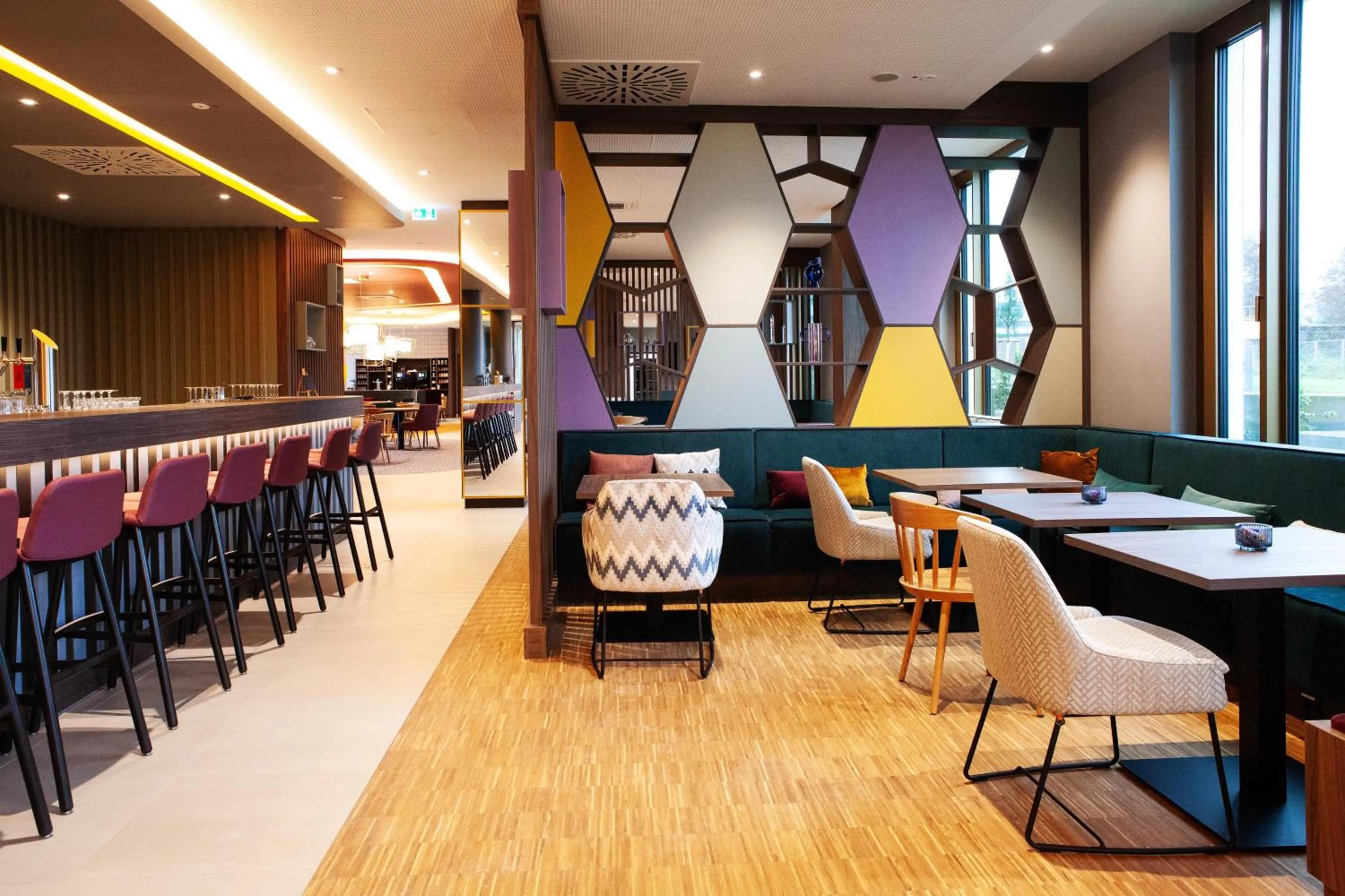 Lounge or bar in Hampton By Hilton Stuttgart Airport