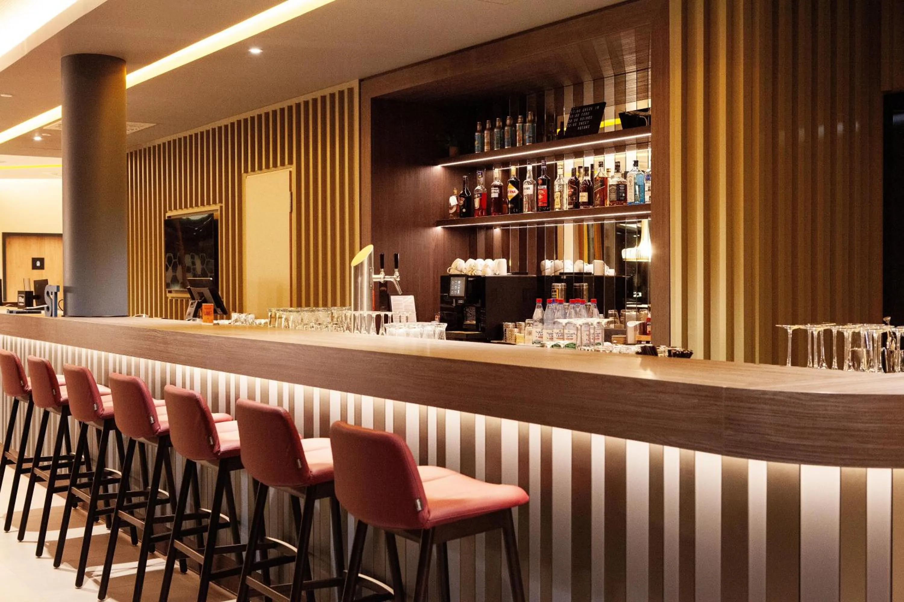Lounge or bar in Hampton By Hilton Stuttgart Airport