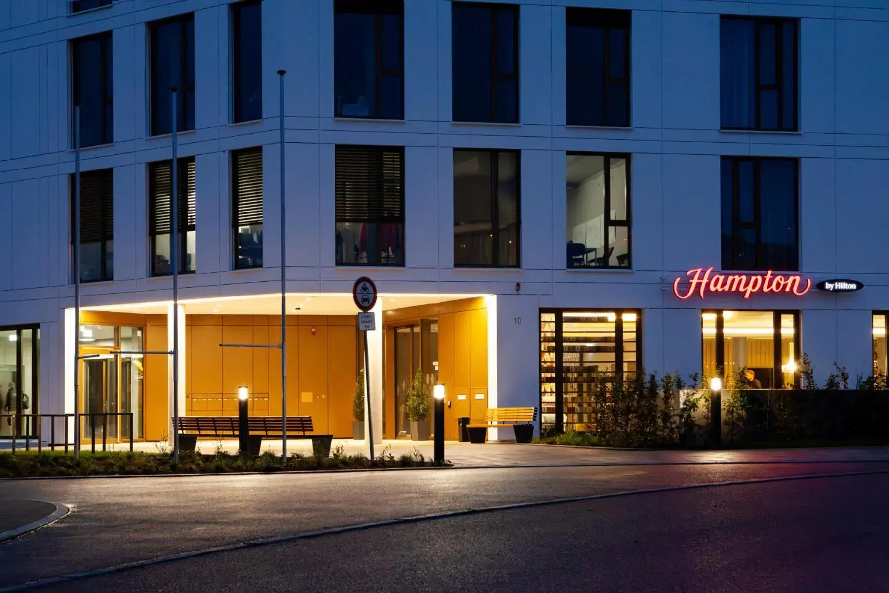 Property building in Hampton By Hilton Stuttgart Airport Property building in Hampton By Hilton Stuttgart Airport