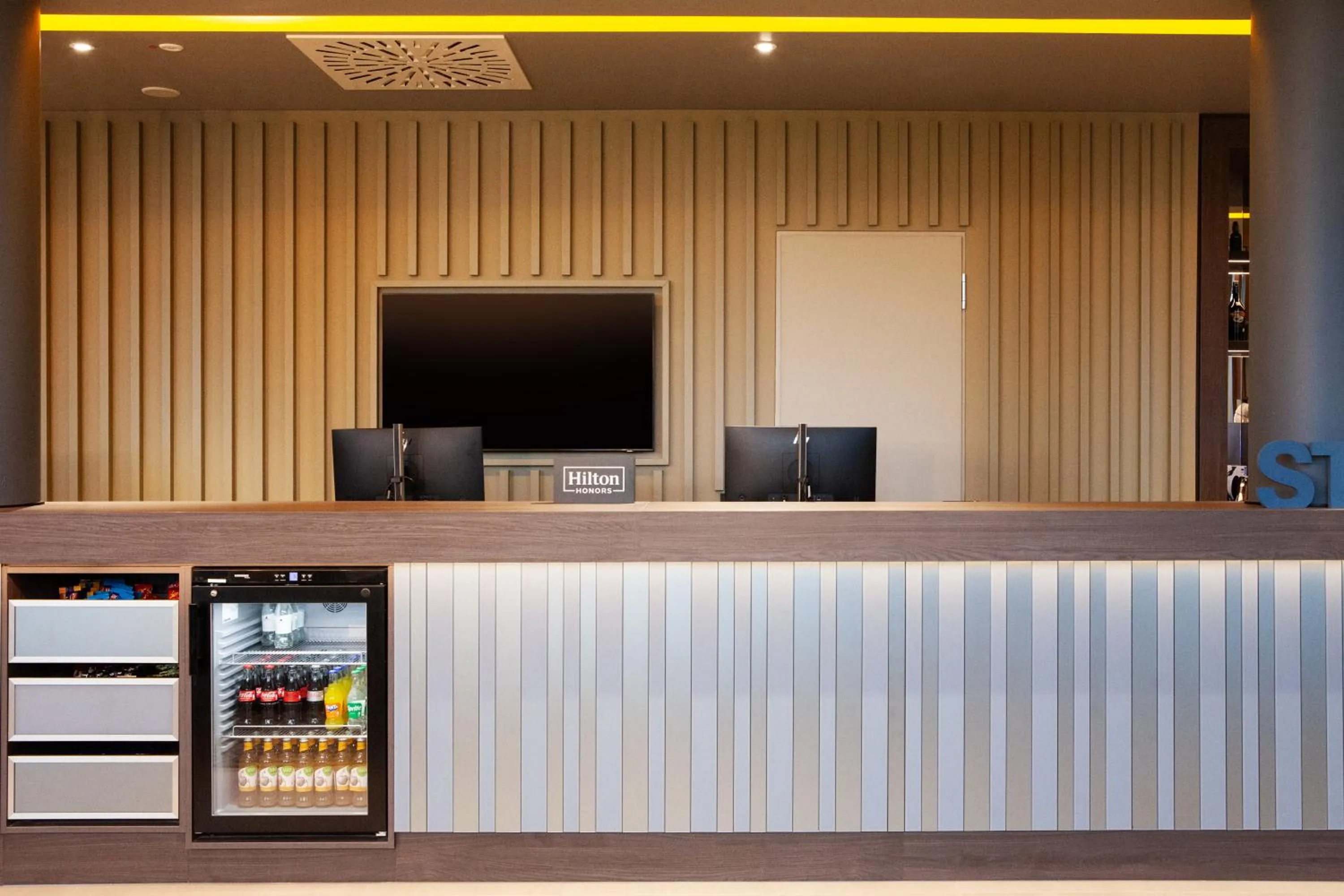 Lobby or reception in Hampton By Hilton Stuttgart Airport