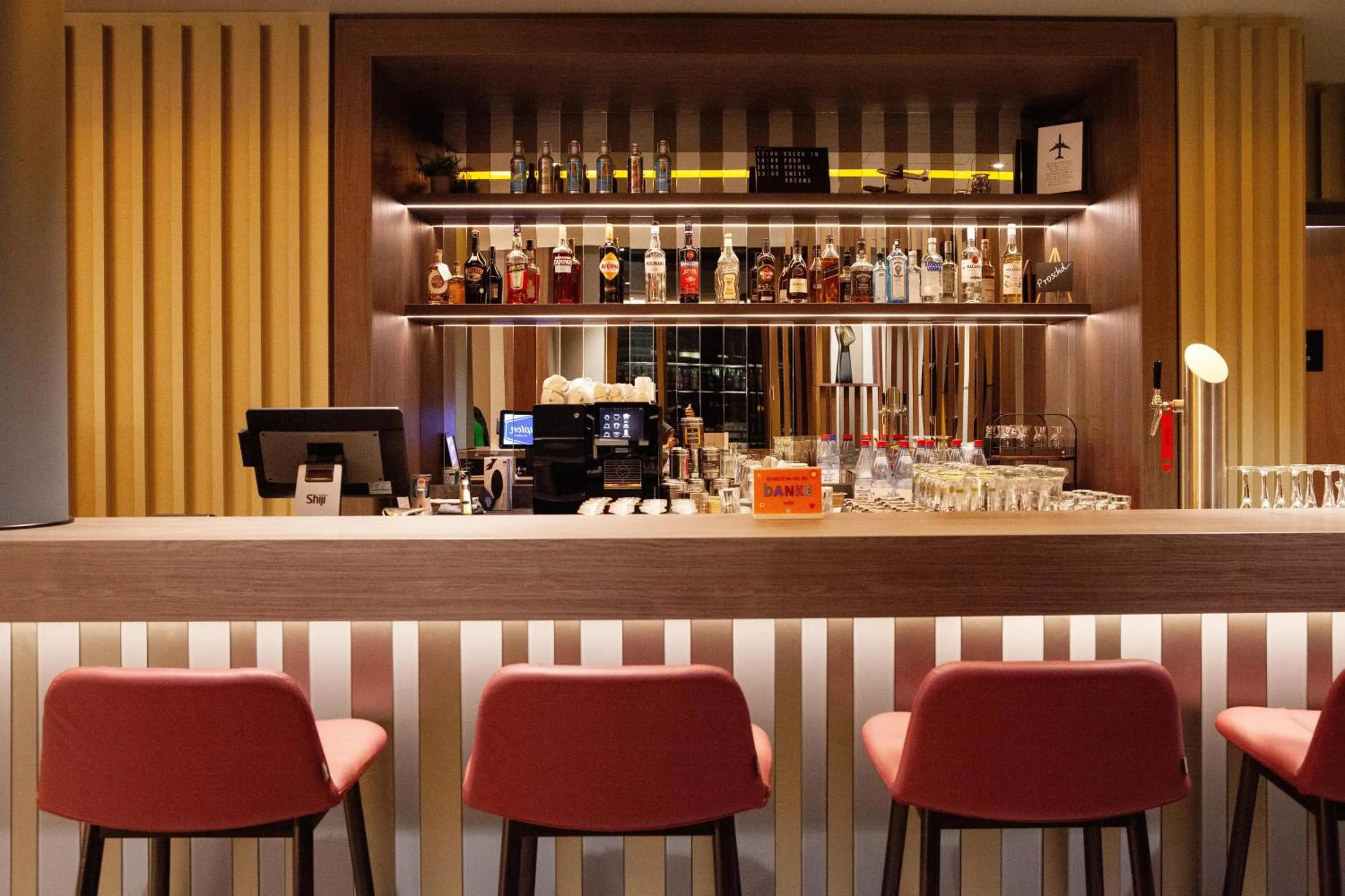 Lounge or bar in Hampton By Hilton Stuttgart Airport