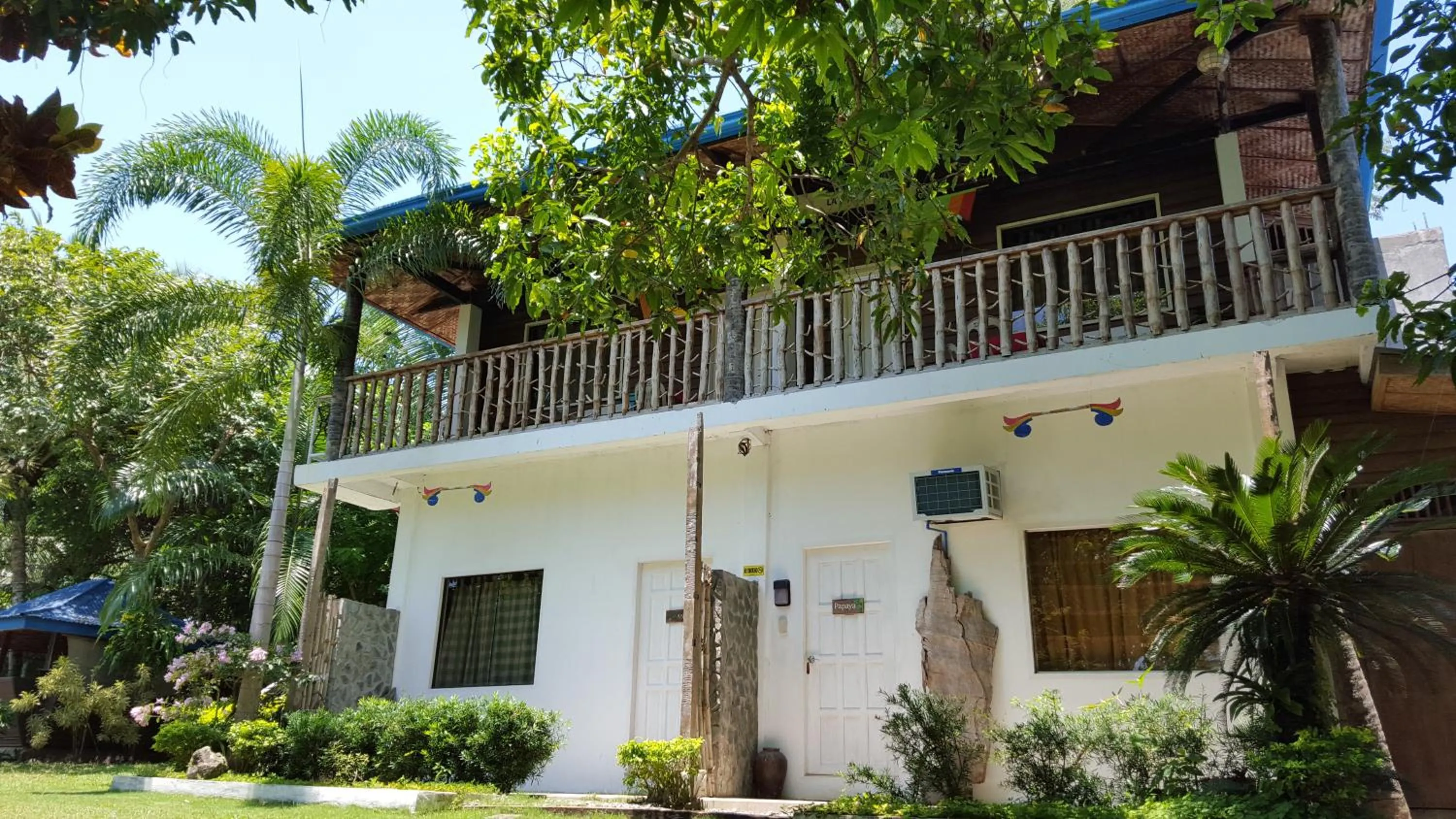 Facade/entrance in La Vida Hostel Samal Island