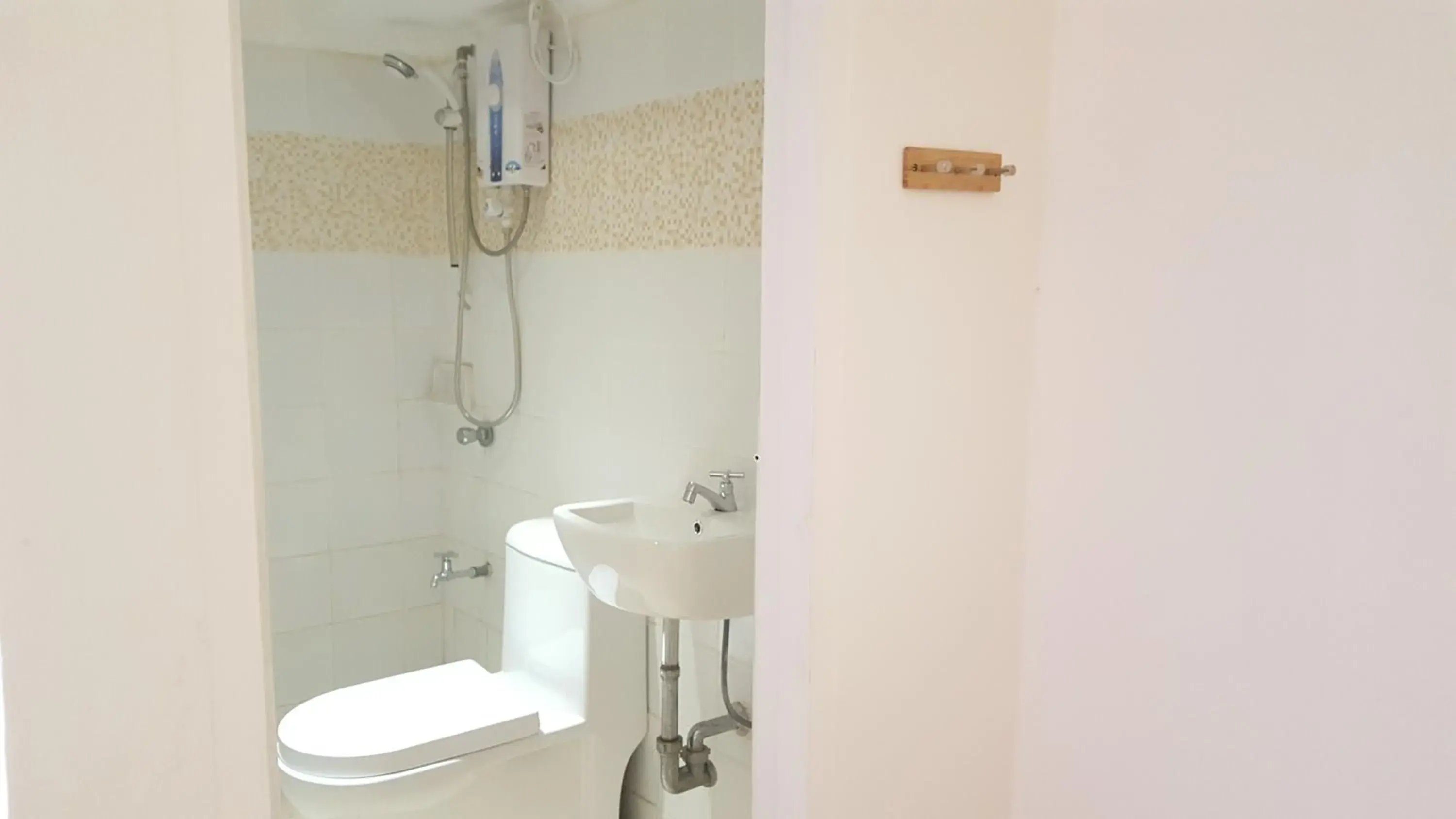 Basic Double Room in La Vida Hostel Samal Island Basic Double Room in La Vida Hostel Samal Island