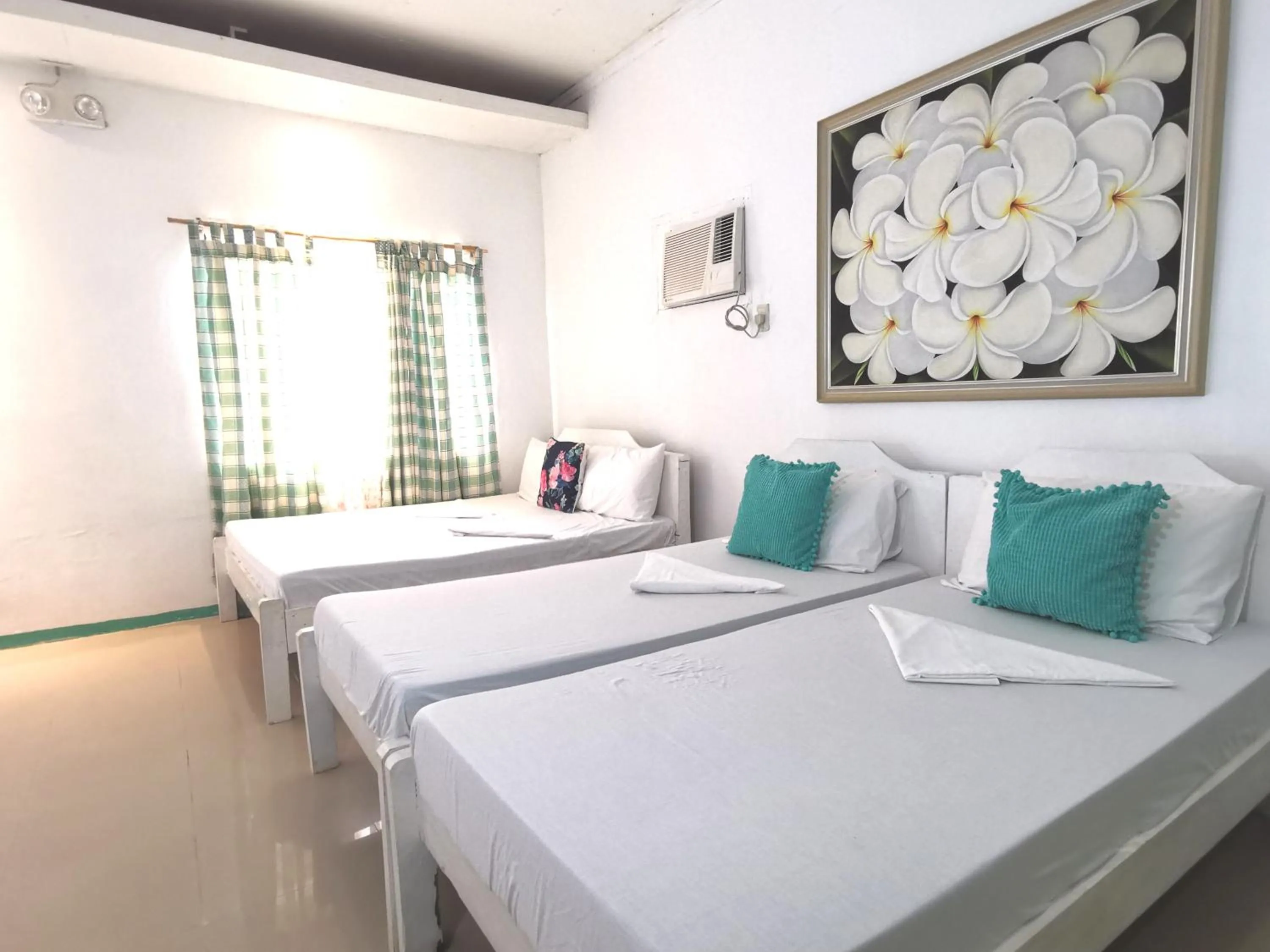 Bed in La Vida Hostel Samal Island