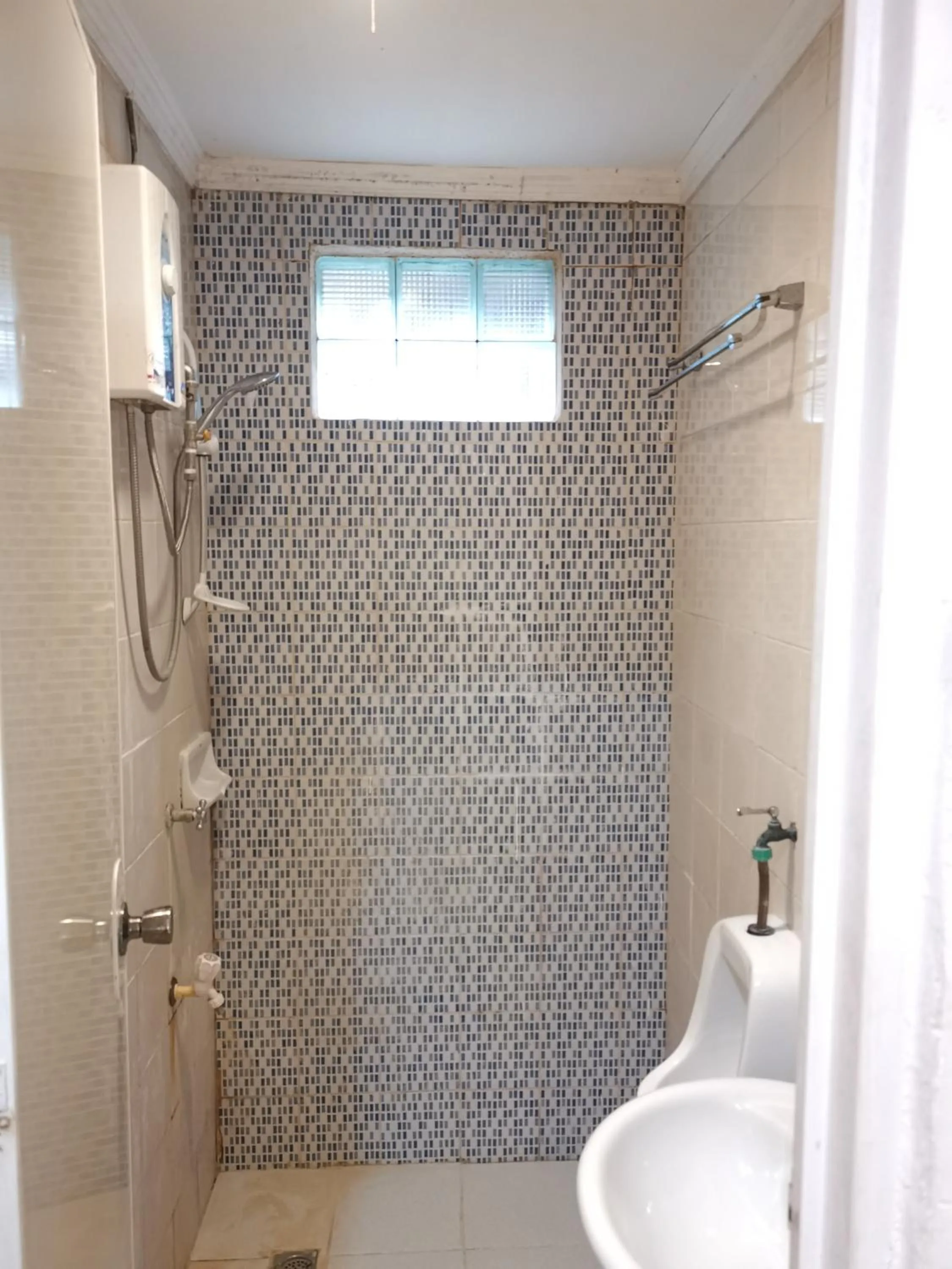 Bathroom in La Vida Hostel Samal Island