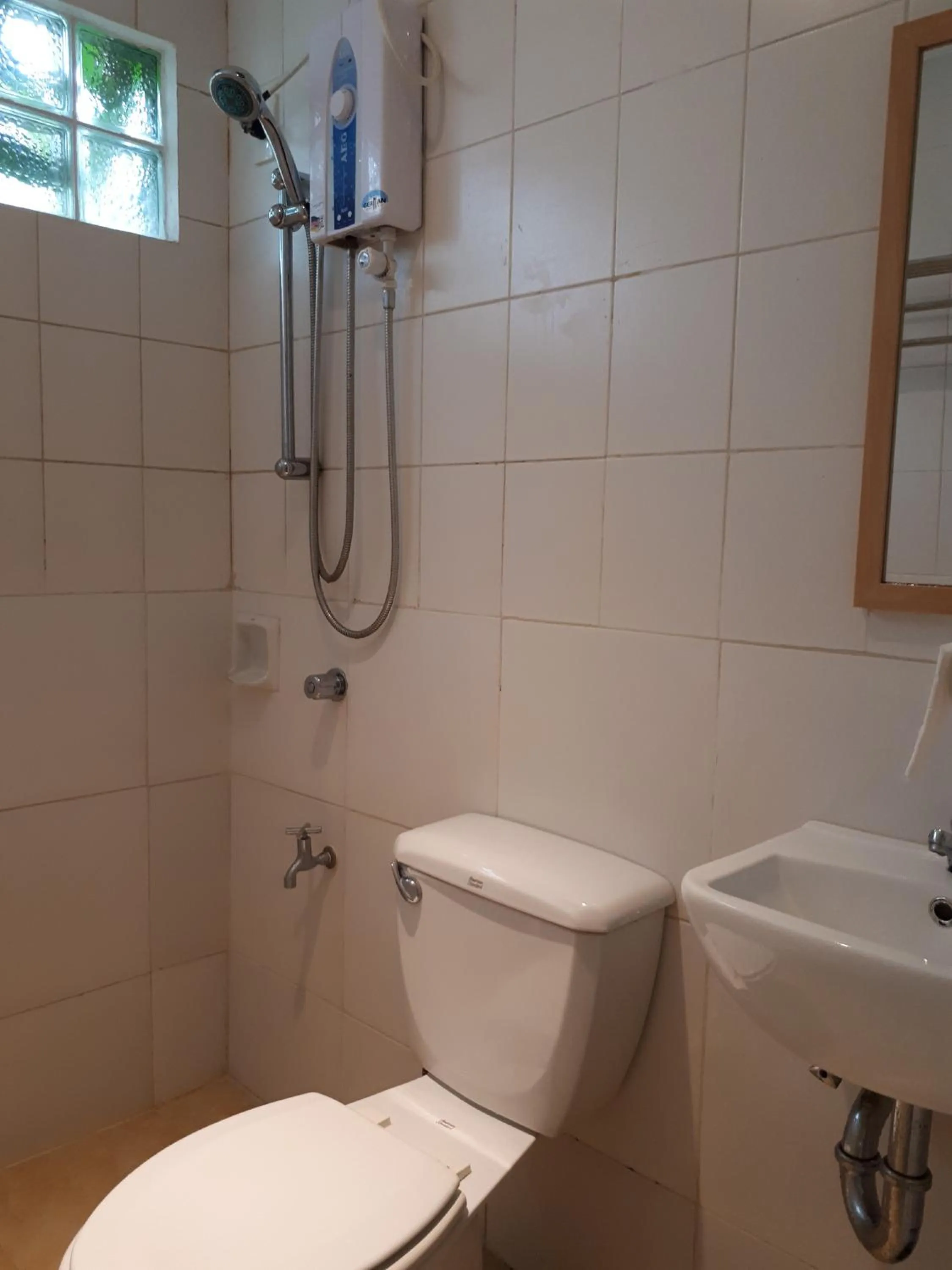 Bathroom in La Vida Hostel Samal Island