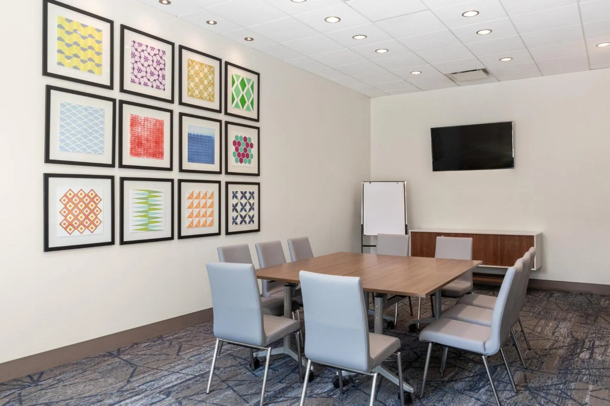 Meeting/conference room in Holiday Inn Express & Suites Victoria-Colwood by IHG