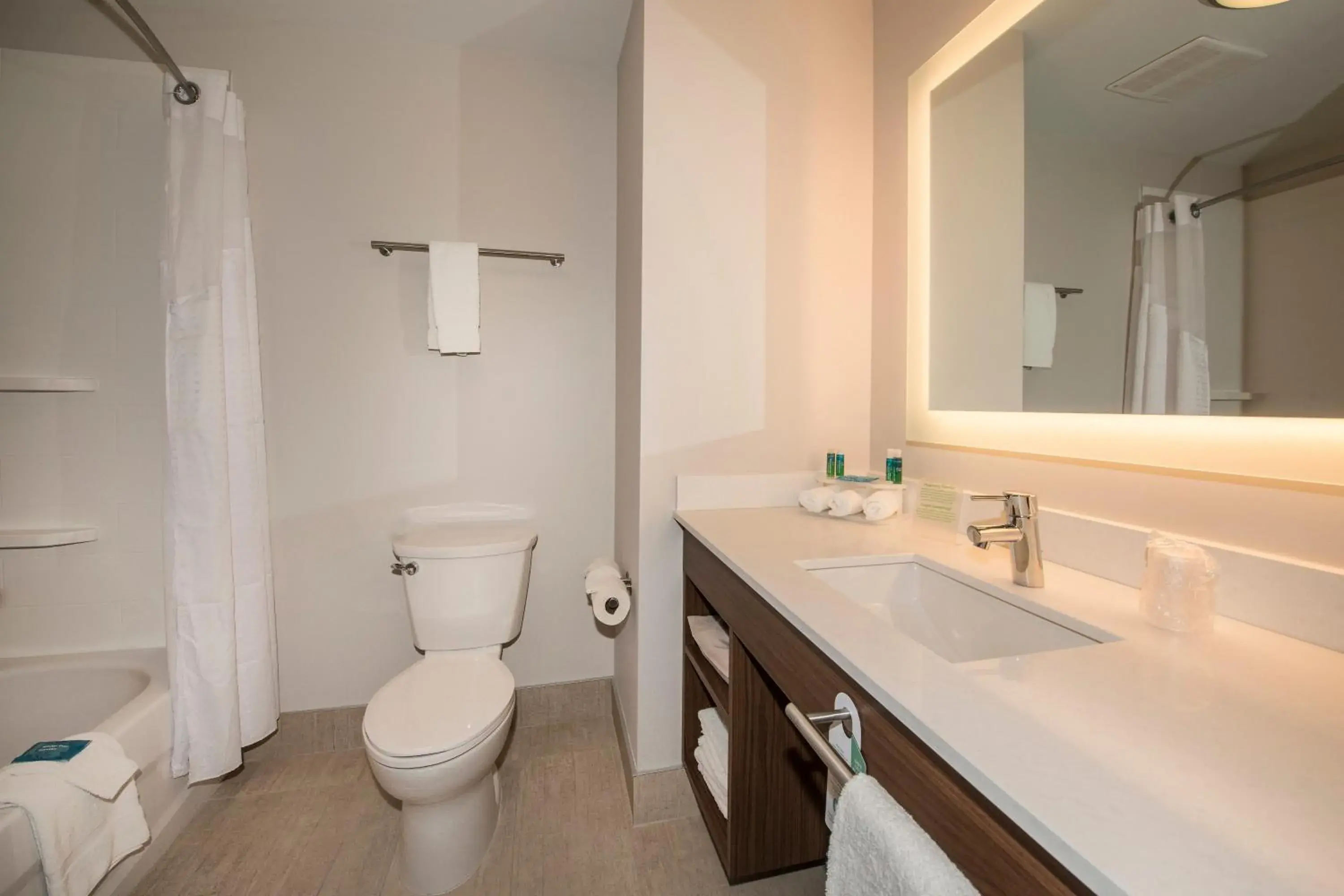 Standard King Room in Holiday Inn Express & Suites Victoria-Colwood by IHG Standard King Room in Holiday Inn Express & Suites Victoria-Colwood by IHG