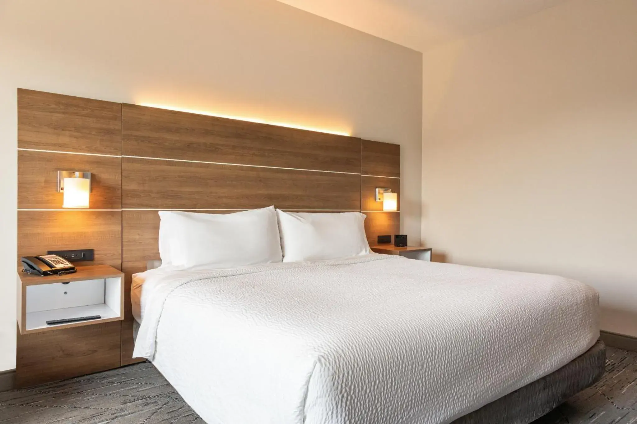 Photo of the whole room, Bed in Holiday Inn Express & Suites Victoria-Colwood by IHG Photo of the whole room, Bed in Holiday Inn Express & Suites Victoria-Colwood by IHG